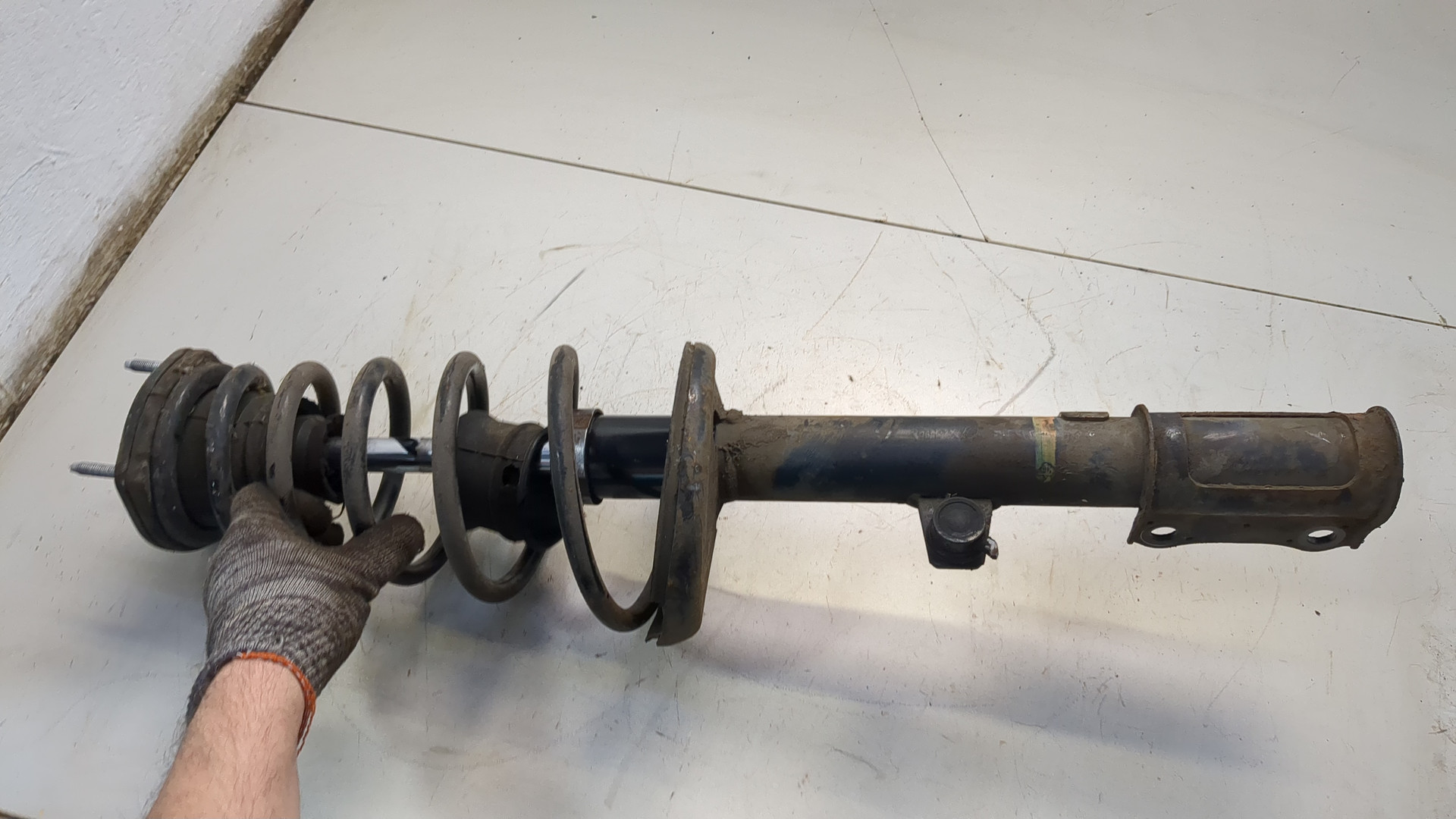 Амортизатор задний левый