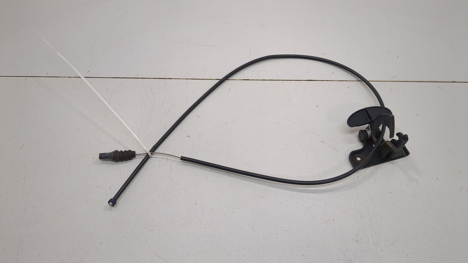 Замок капота