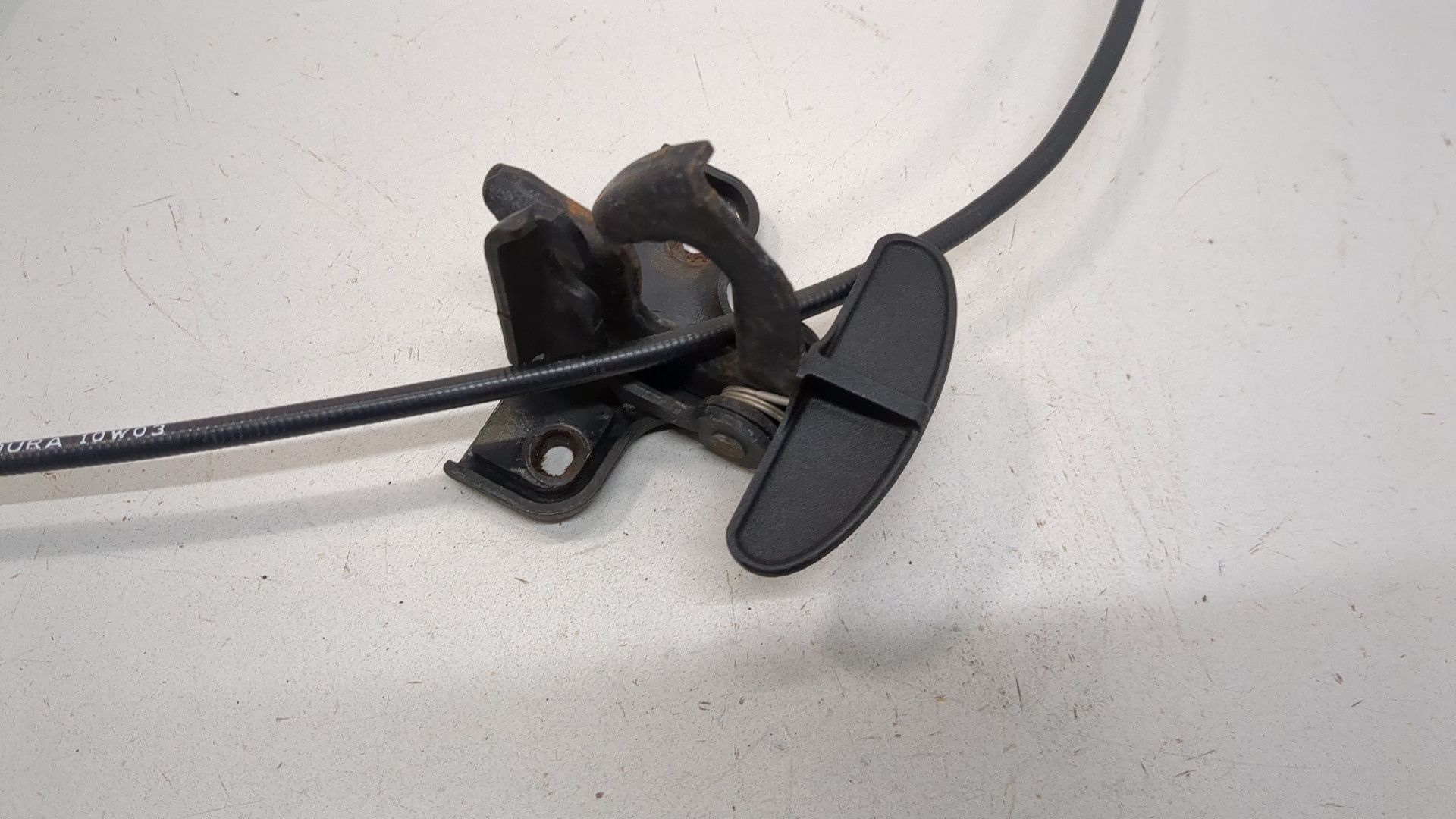 Замок капота