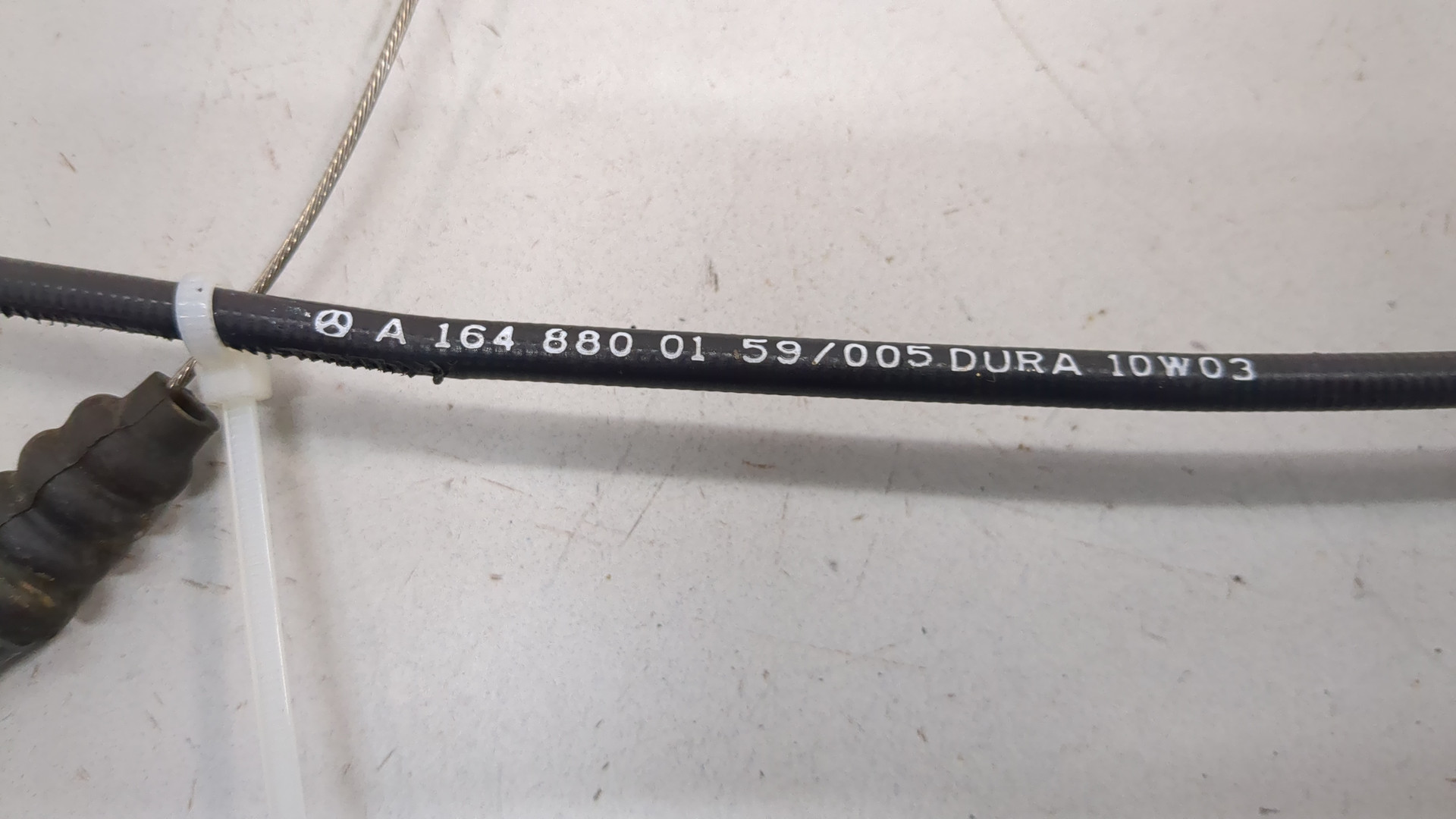 Замок капота