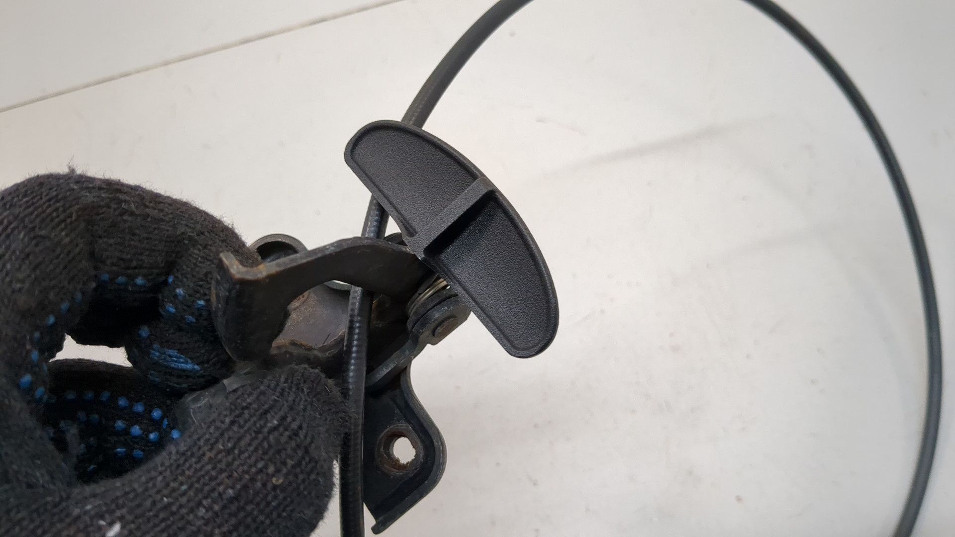 Замок капота