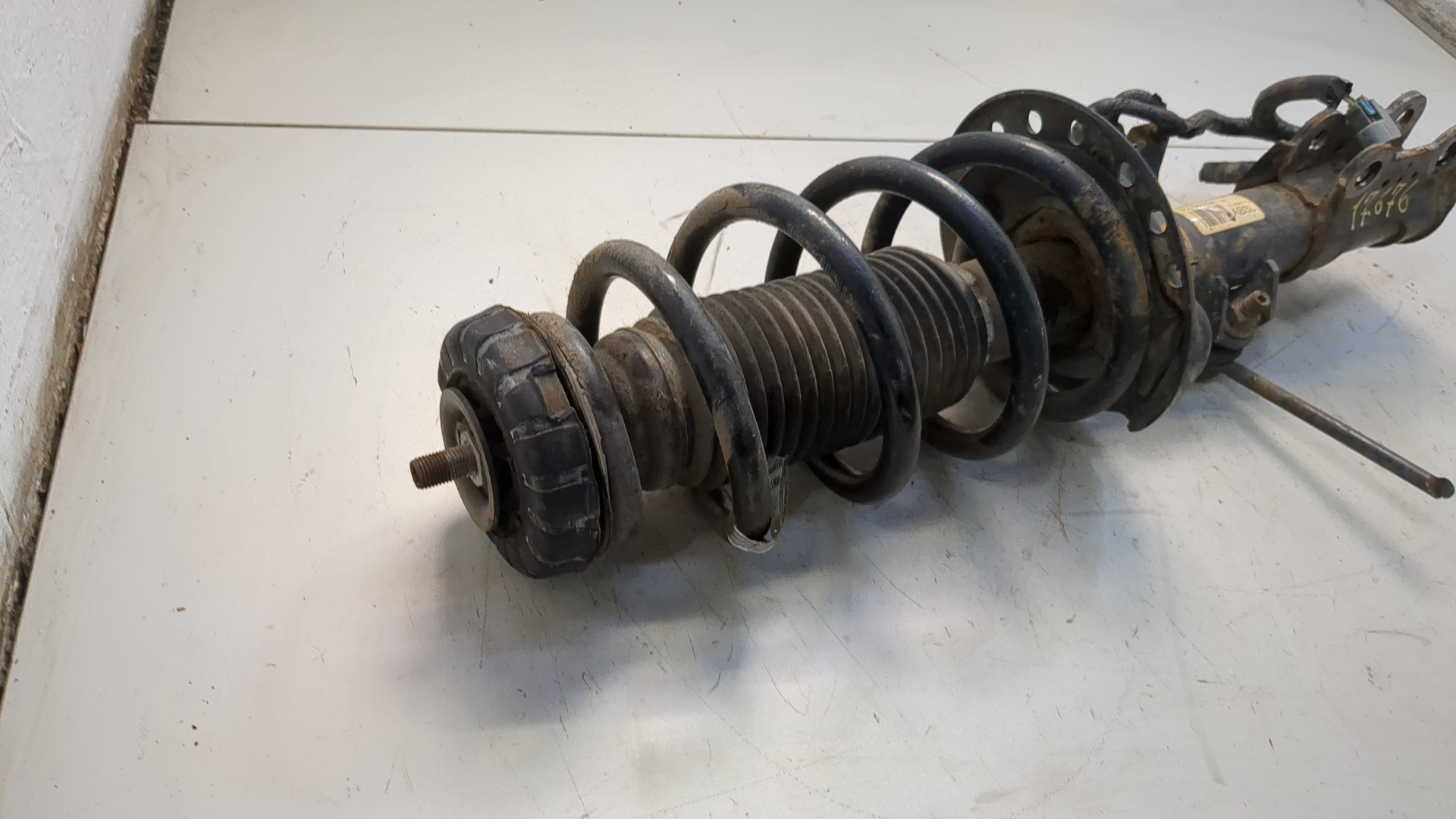 Амортизатор передний правый