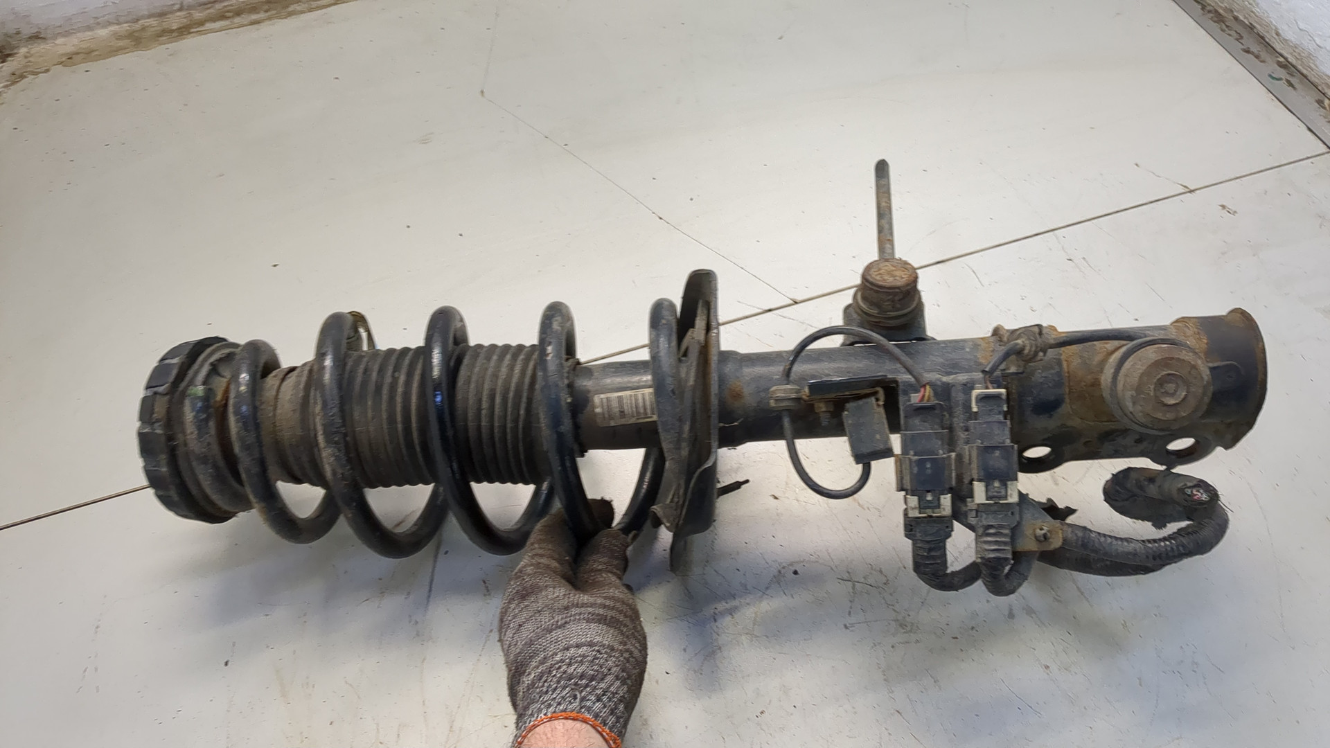 Амортизатор передний правый