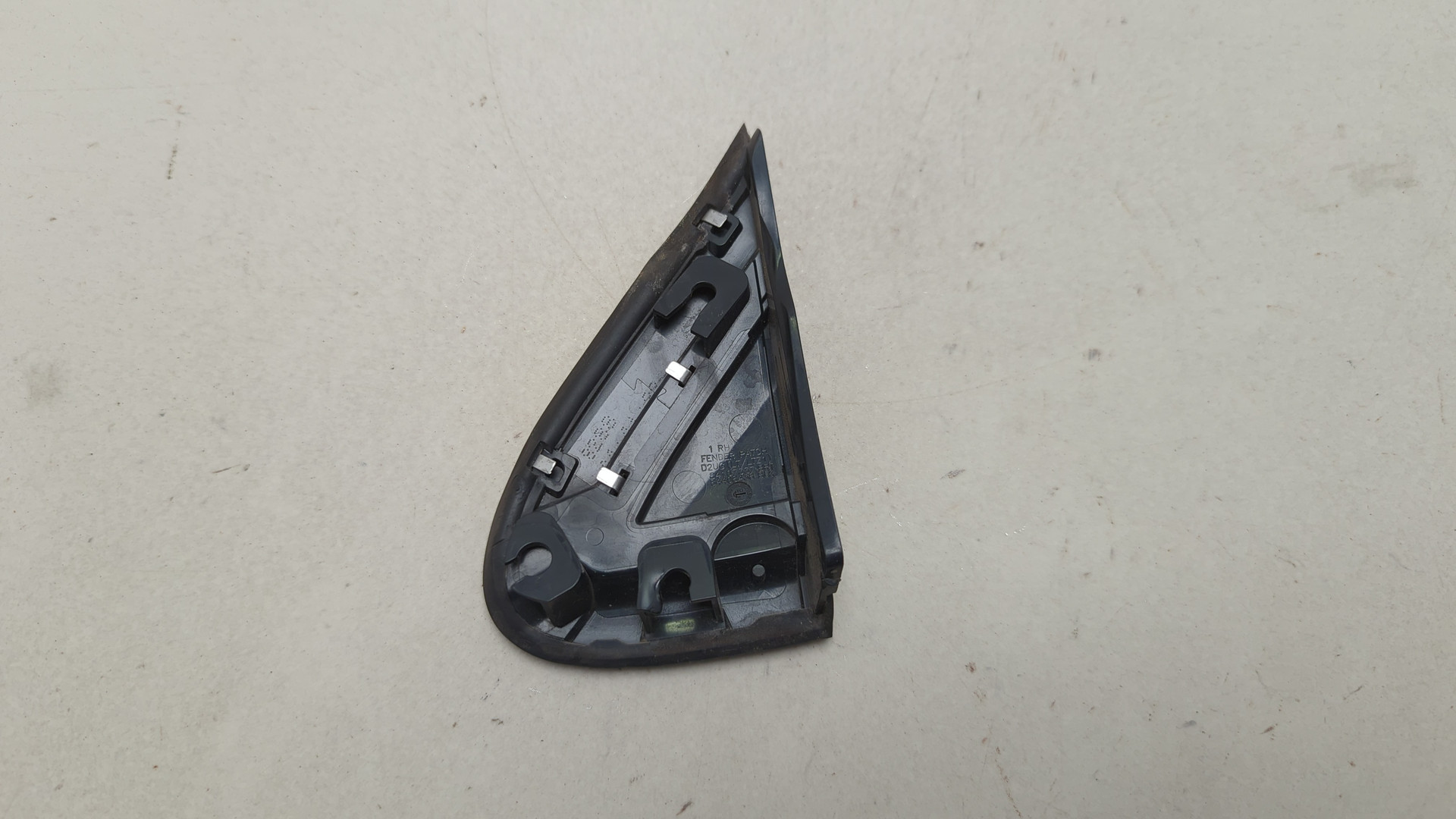 Накладка переднего крыла правого