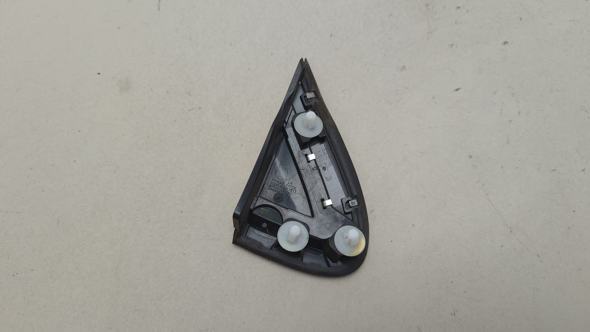 Накладка переднего крыла левого