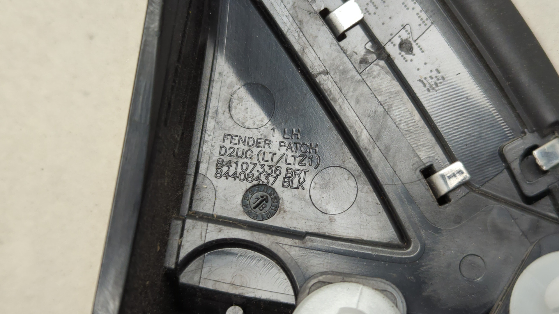 Накладка переднего крыла левого