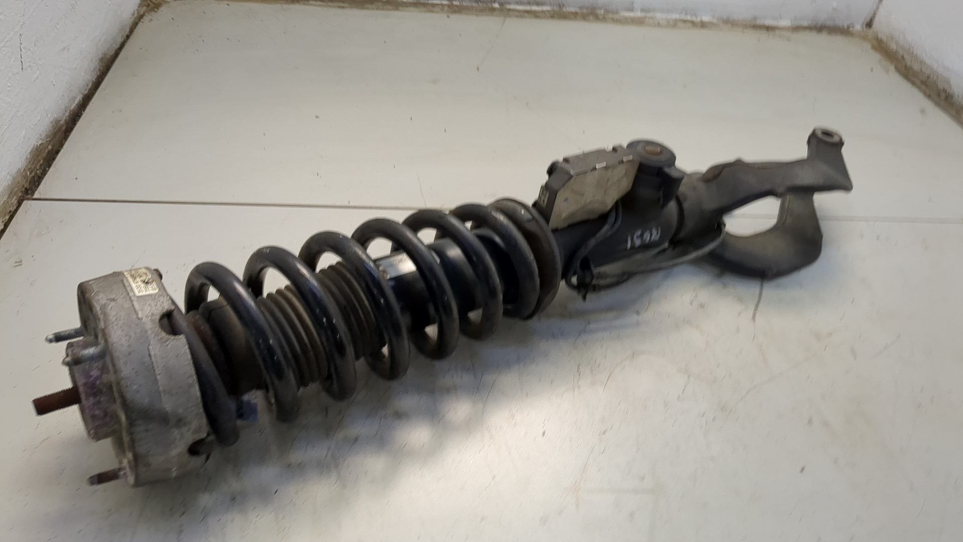 Амортизатор передний левый