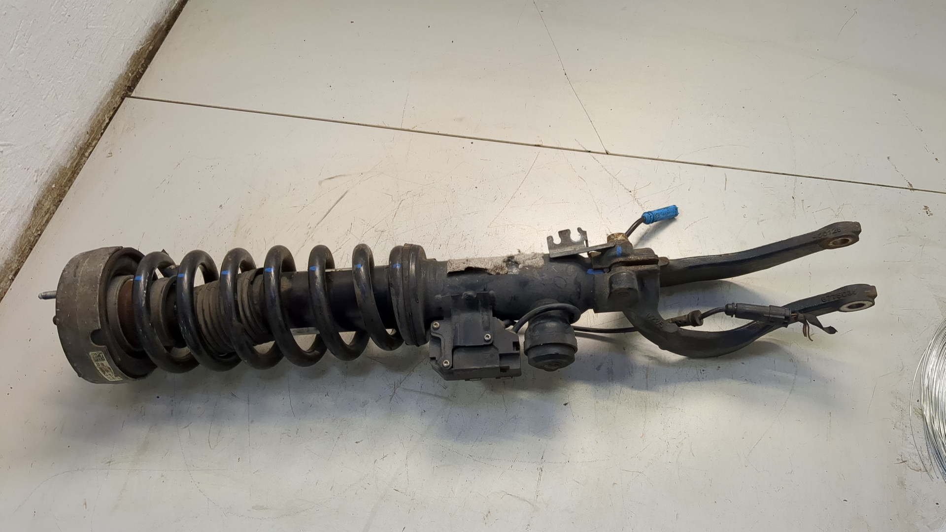 Амортизатор передний левый