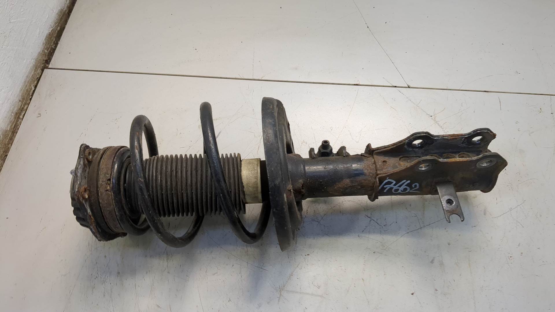 Амортизатор передний левый