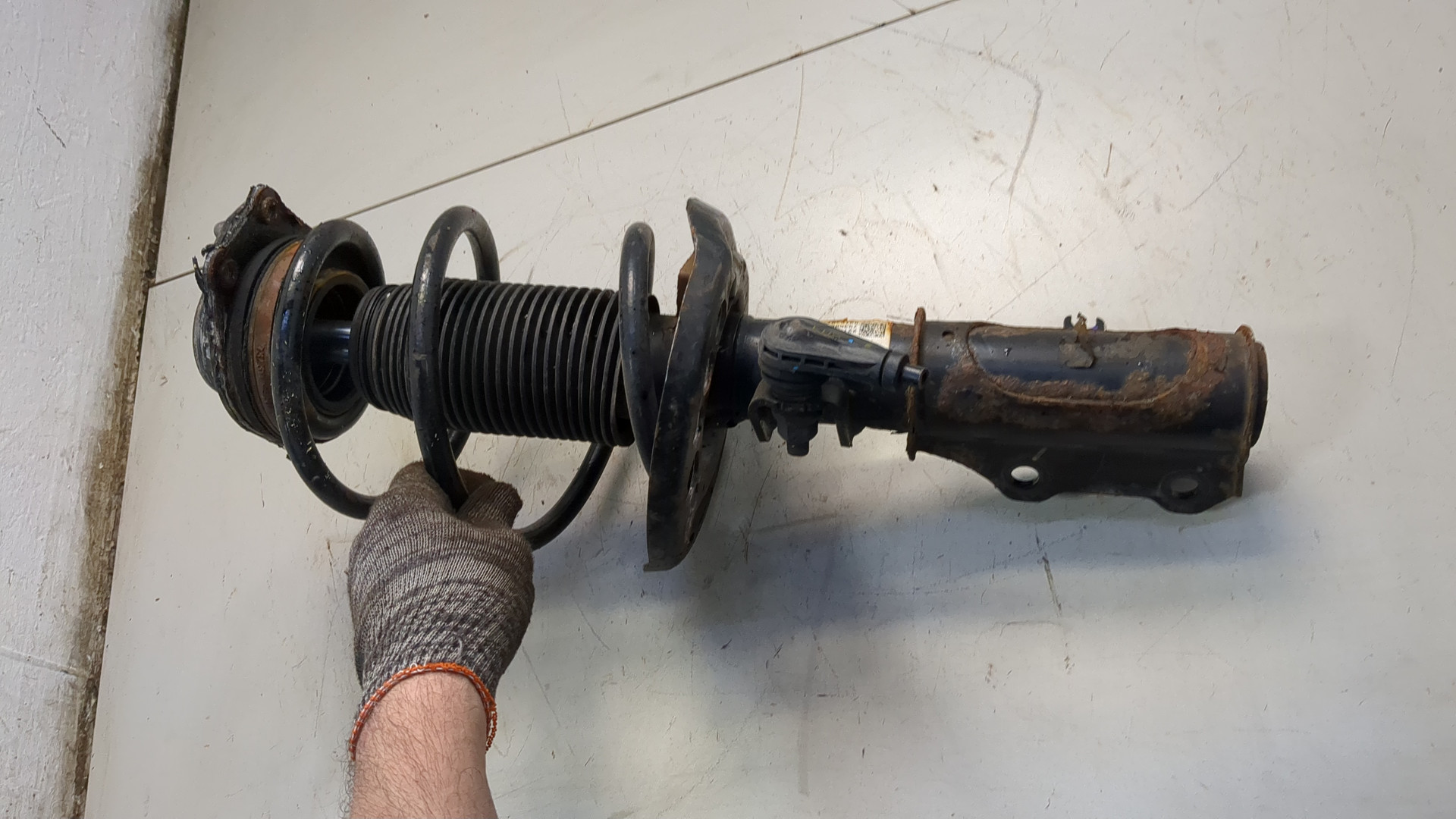 Амортизатор передний левый