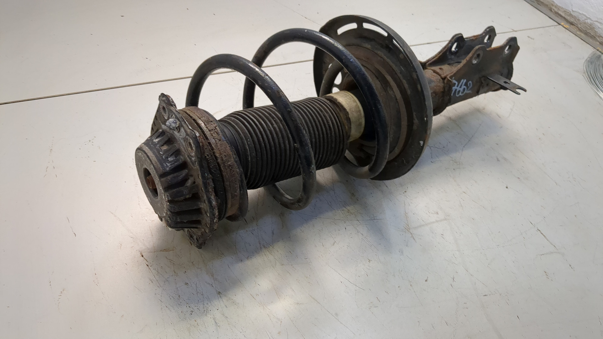 Амортизатор передний левый