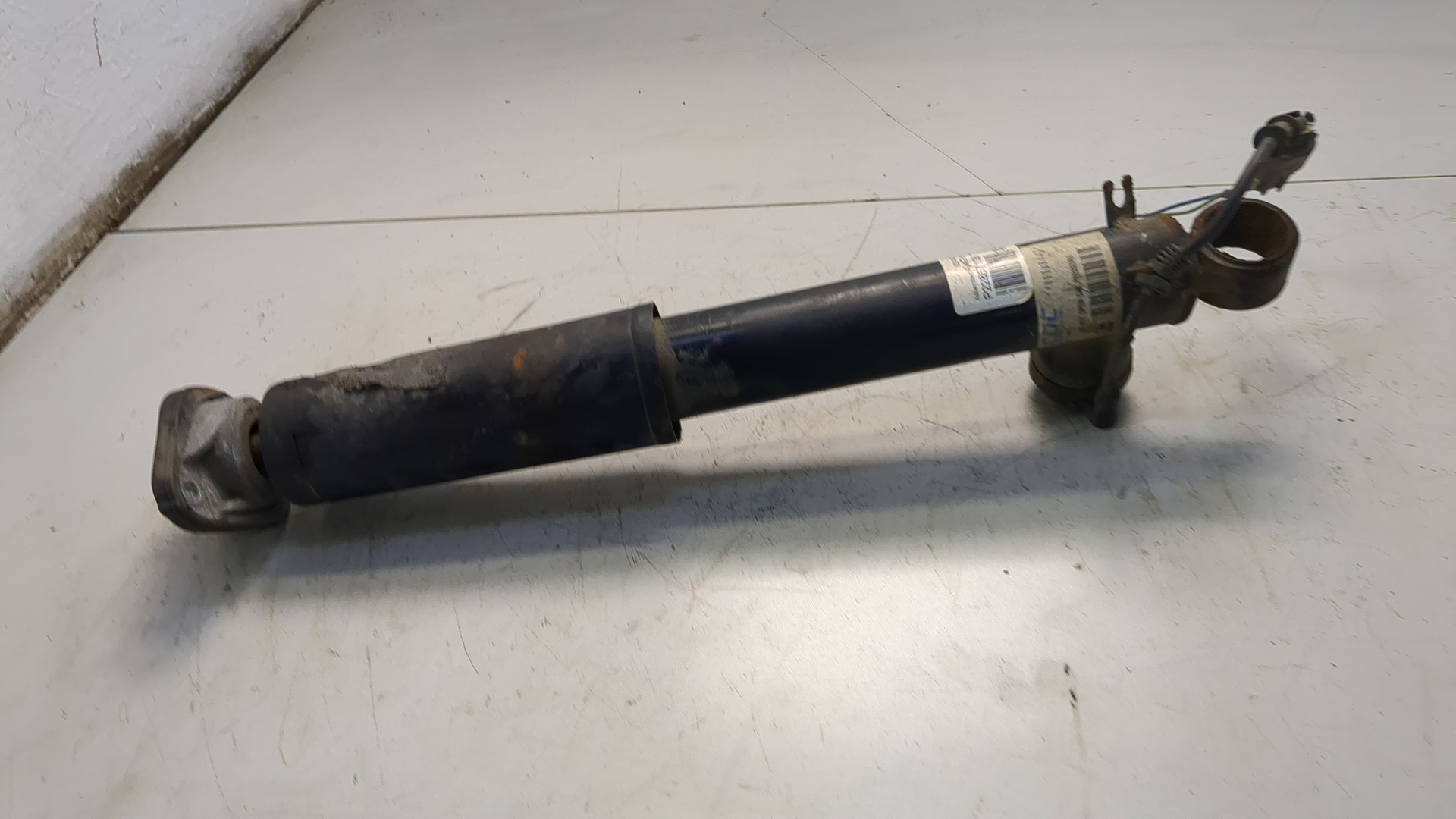 Амортизатор задний левый