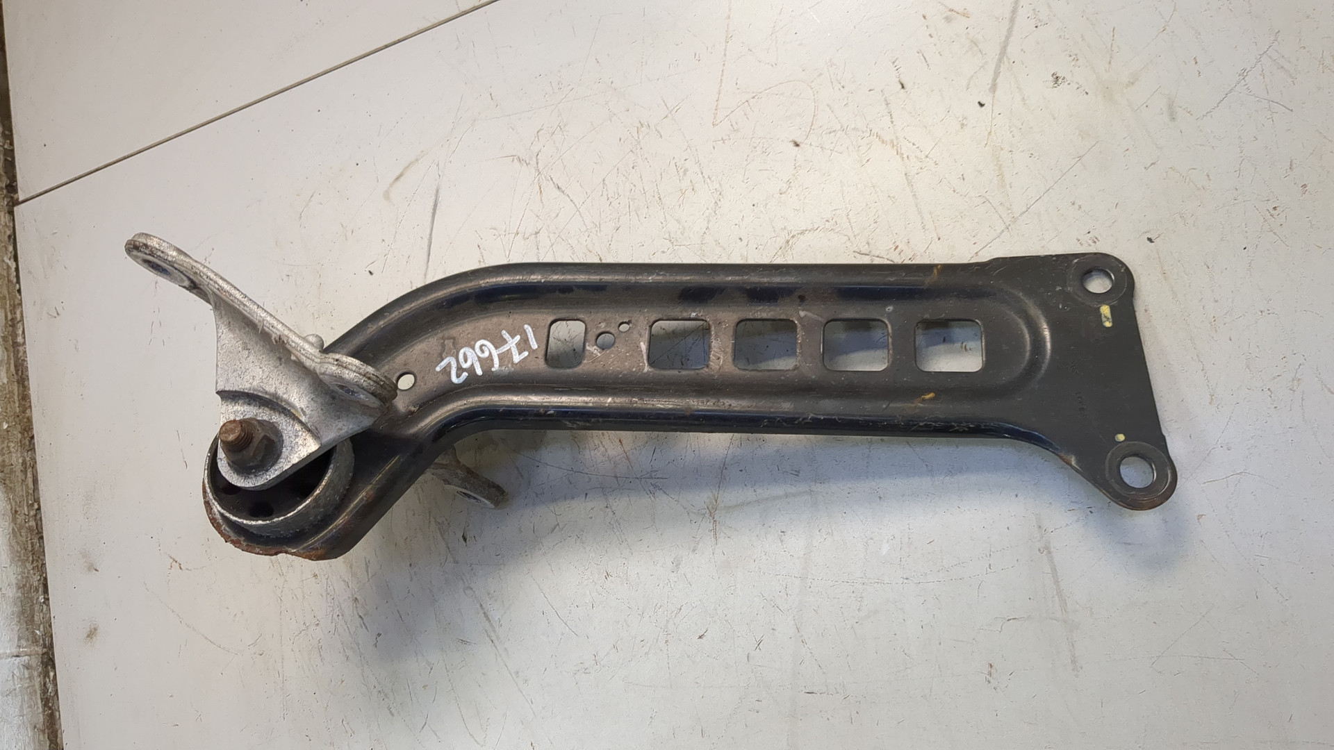 Рычаг задний левый