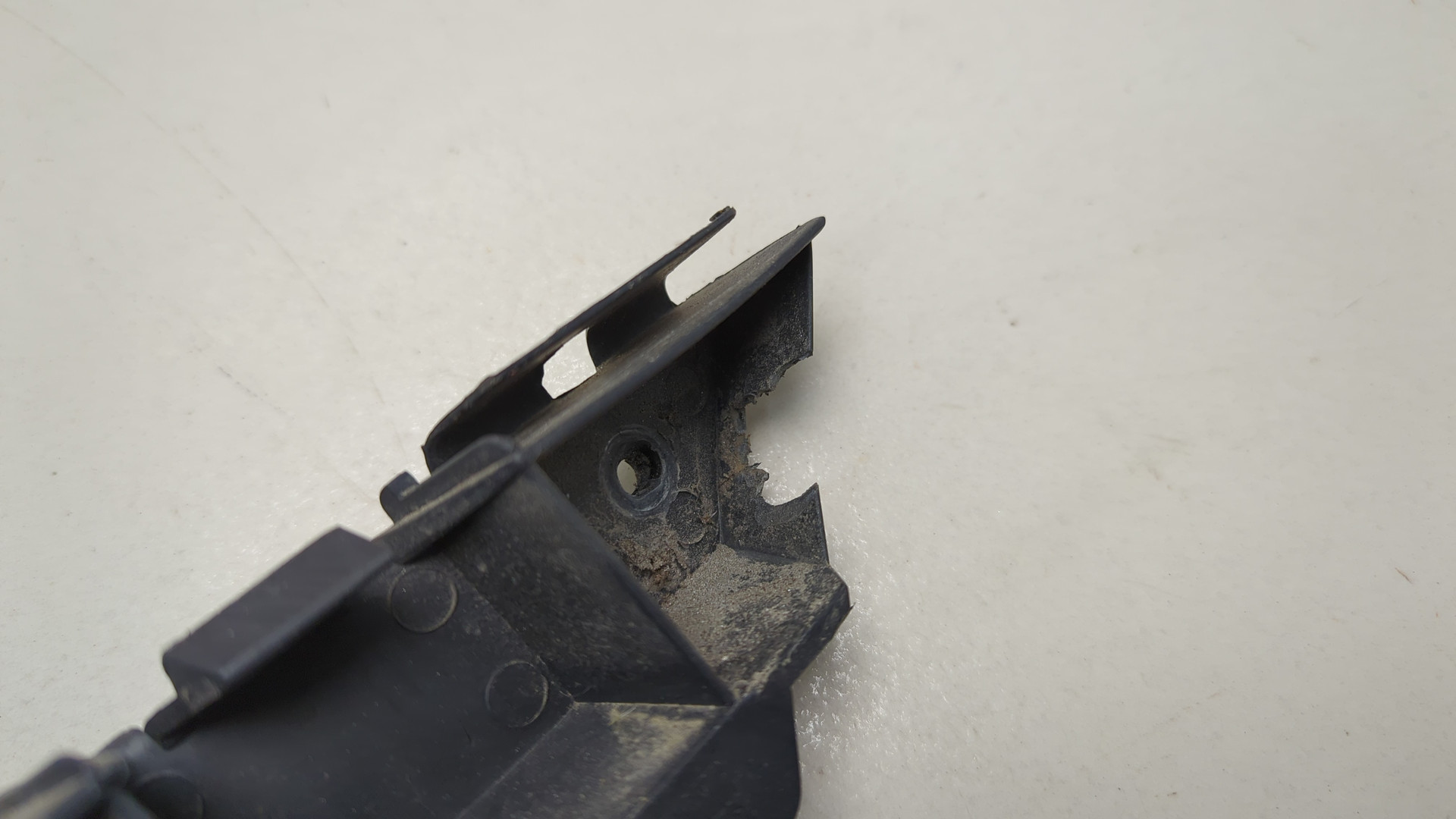 Кронштейн заднего бампера правый