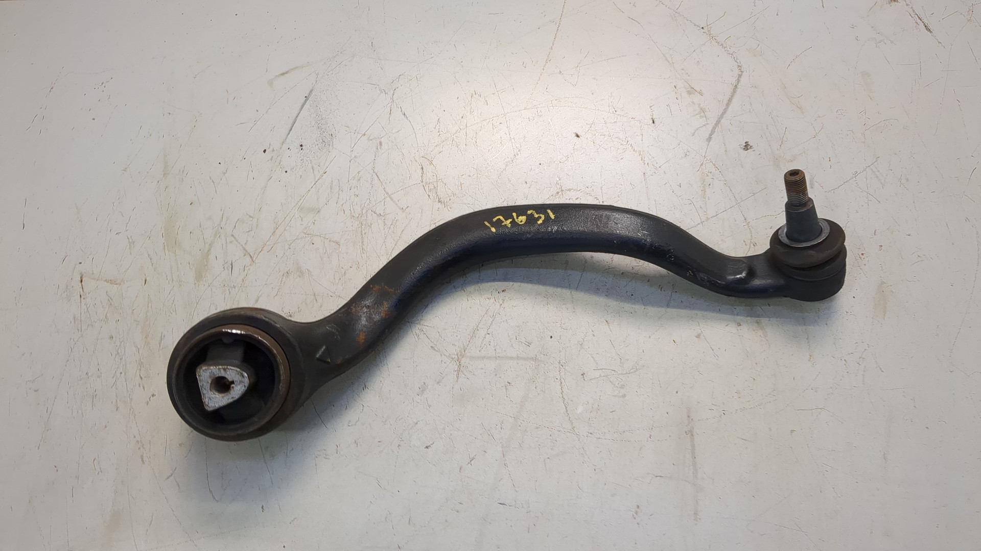 Рычаг передний правый