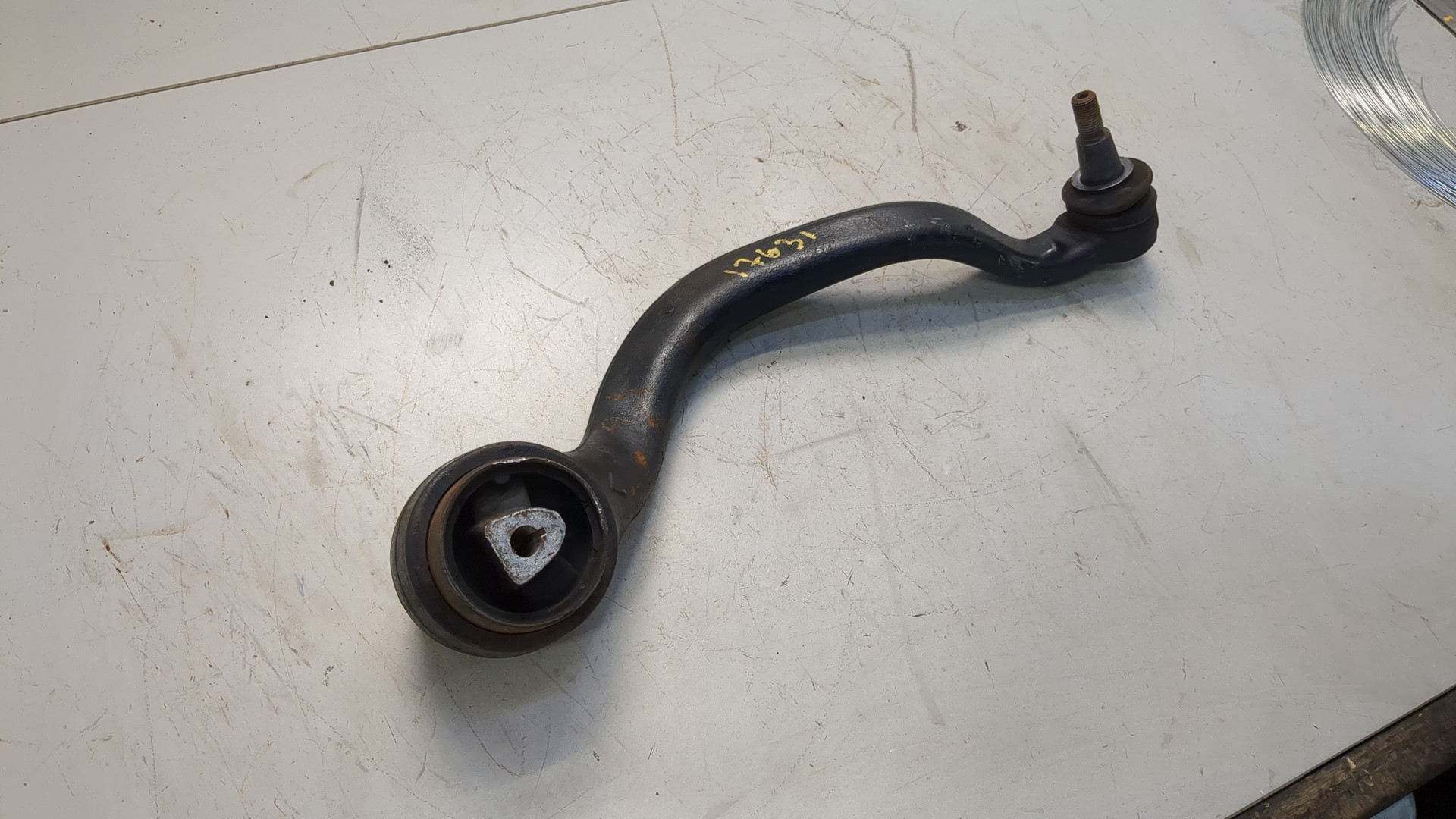 Рычаг передний правый