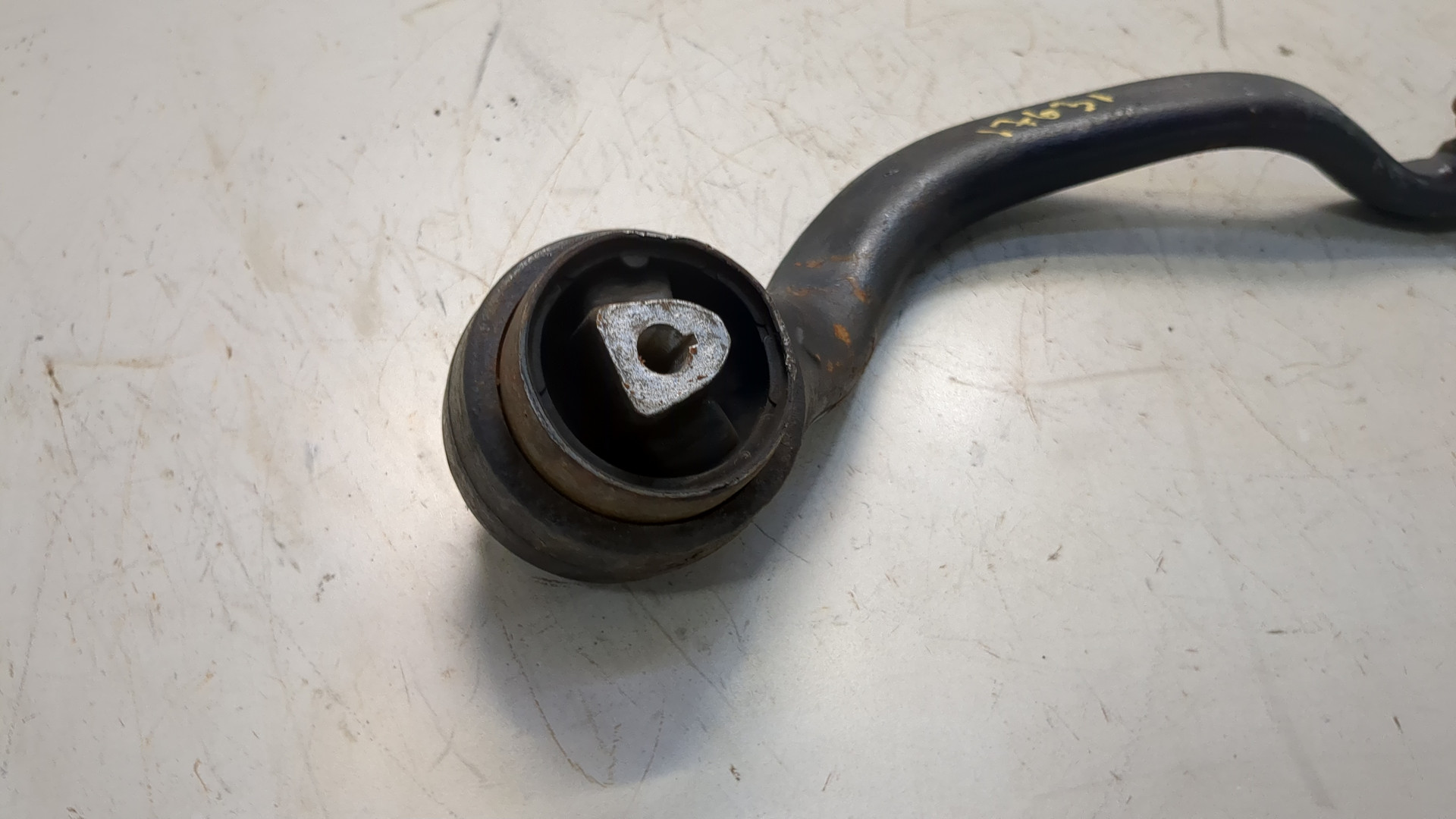 Рычаг передний правый