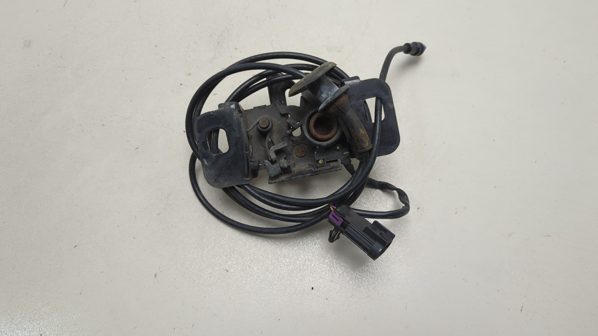 Замок капота