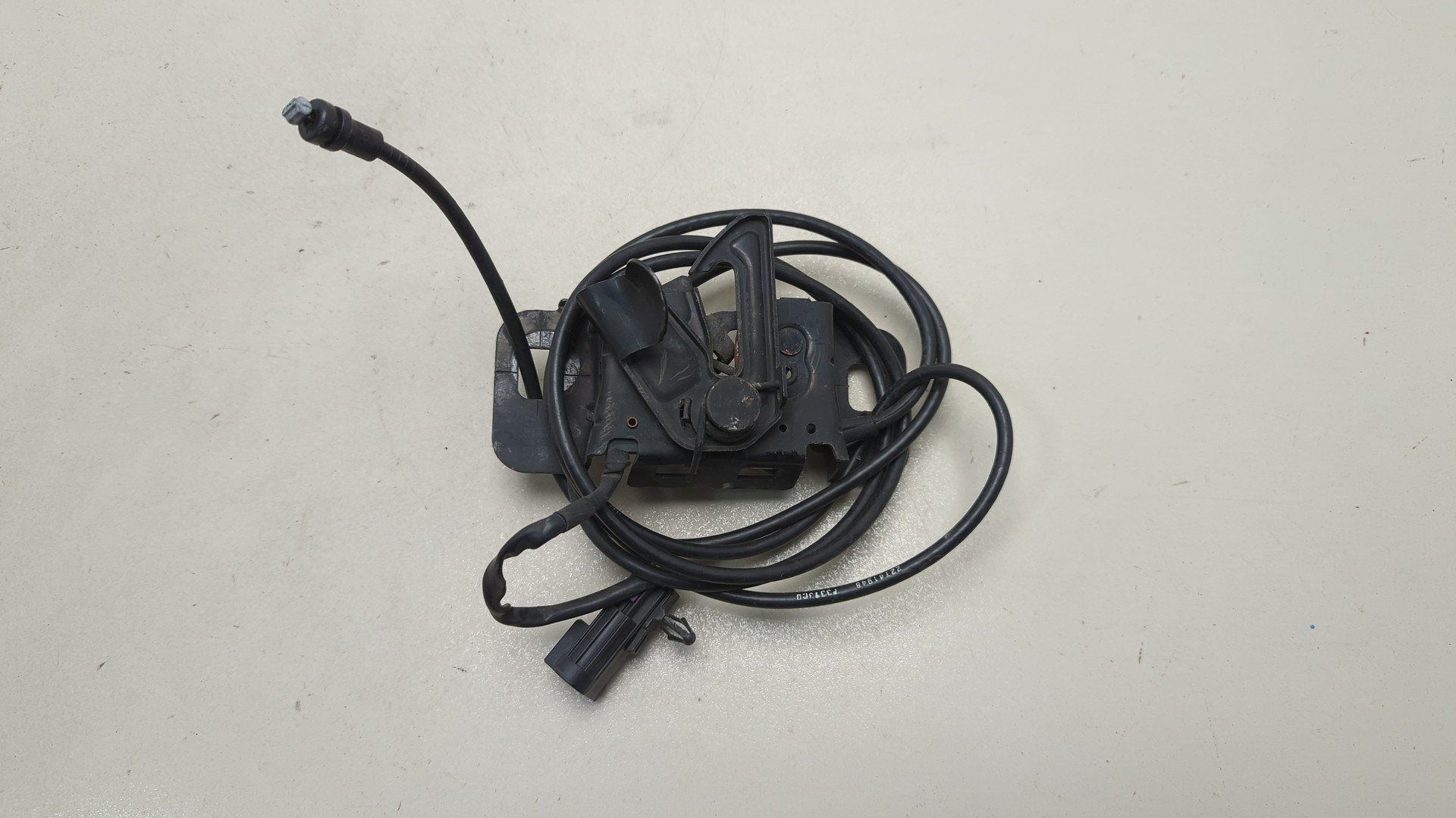 Замок капота