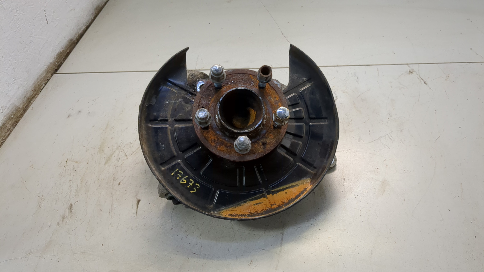 Кулак поворотный задний левый