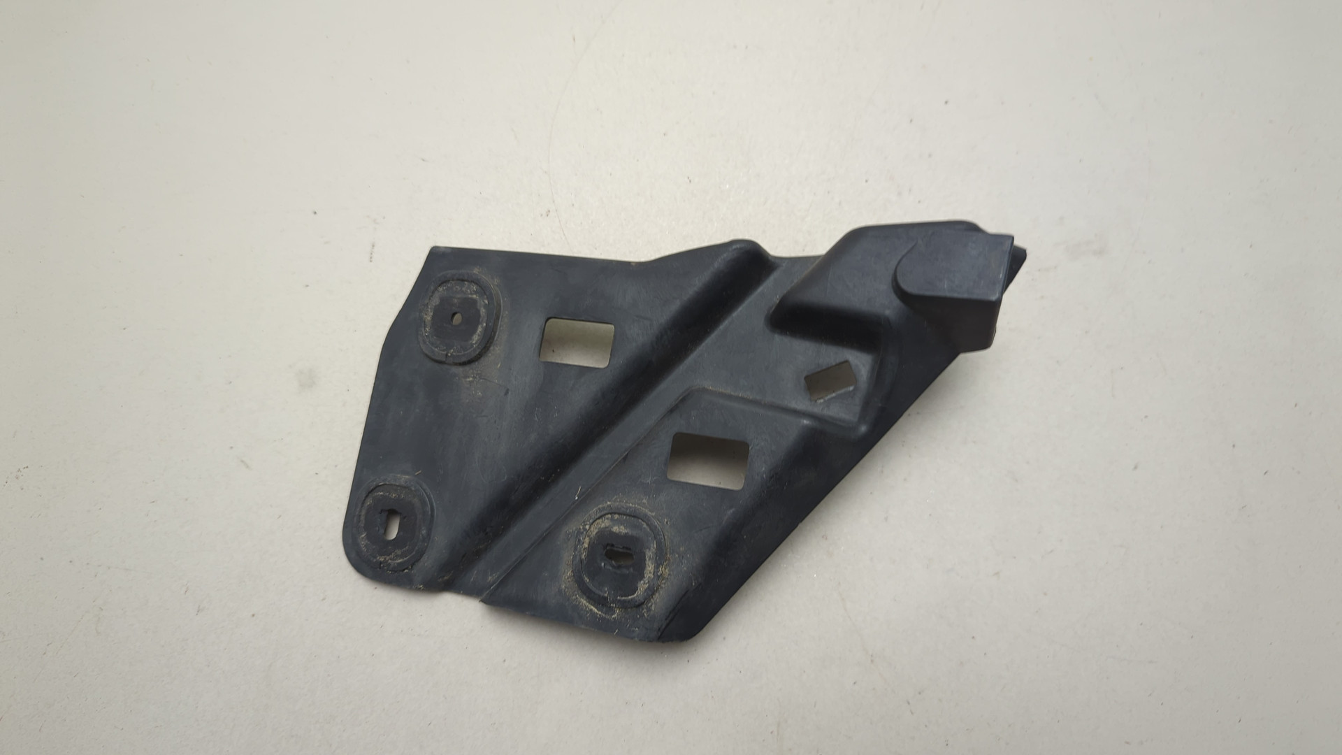 Кронштейн заднего бампера левый