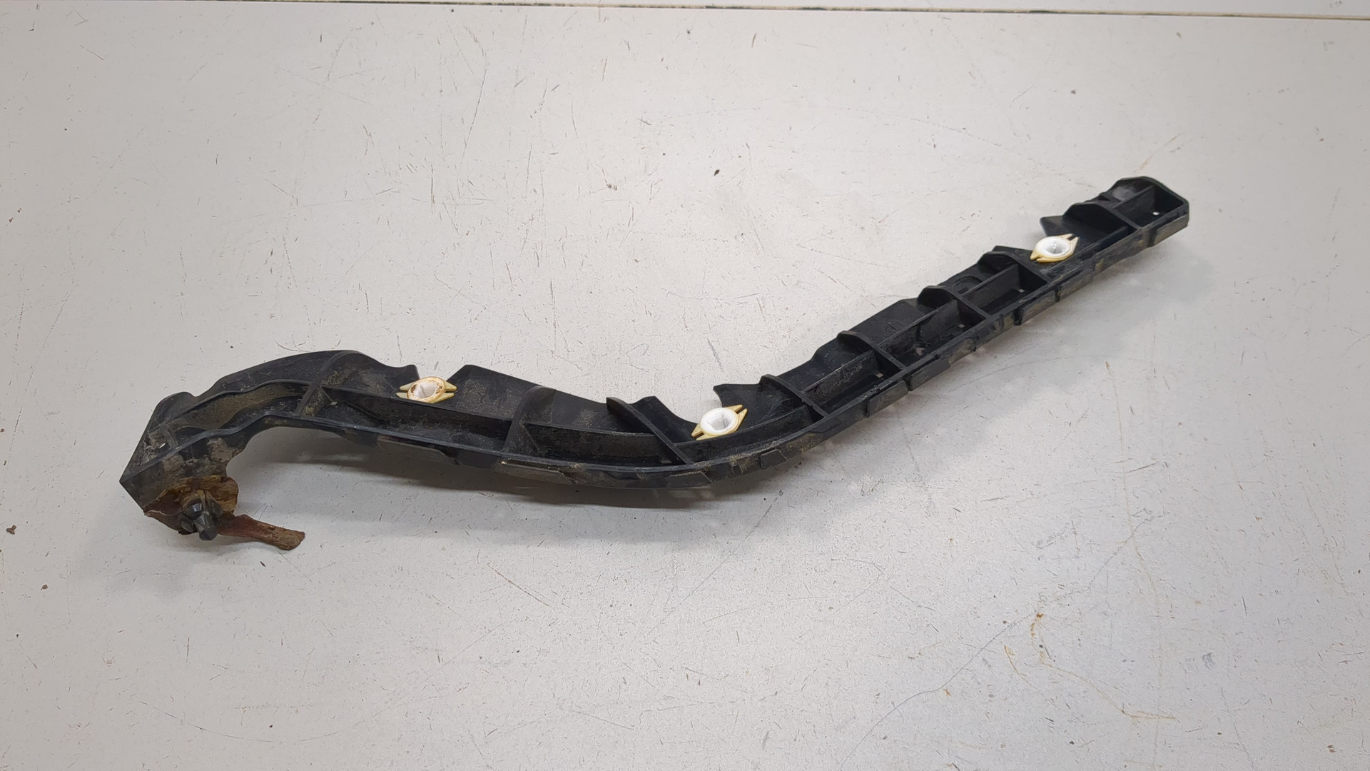 Кронштейн переднего бампера правый