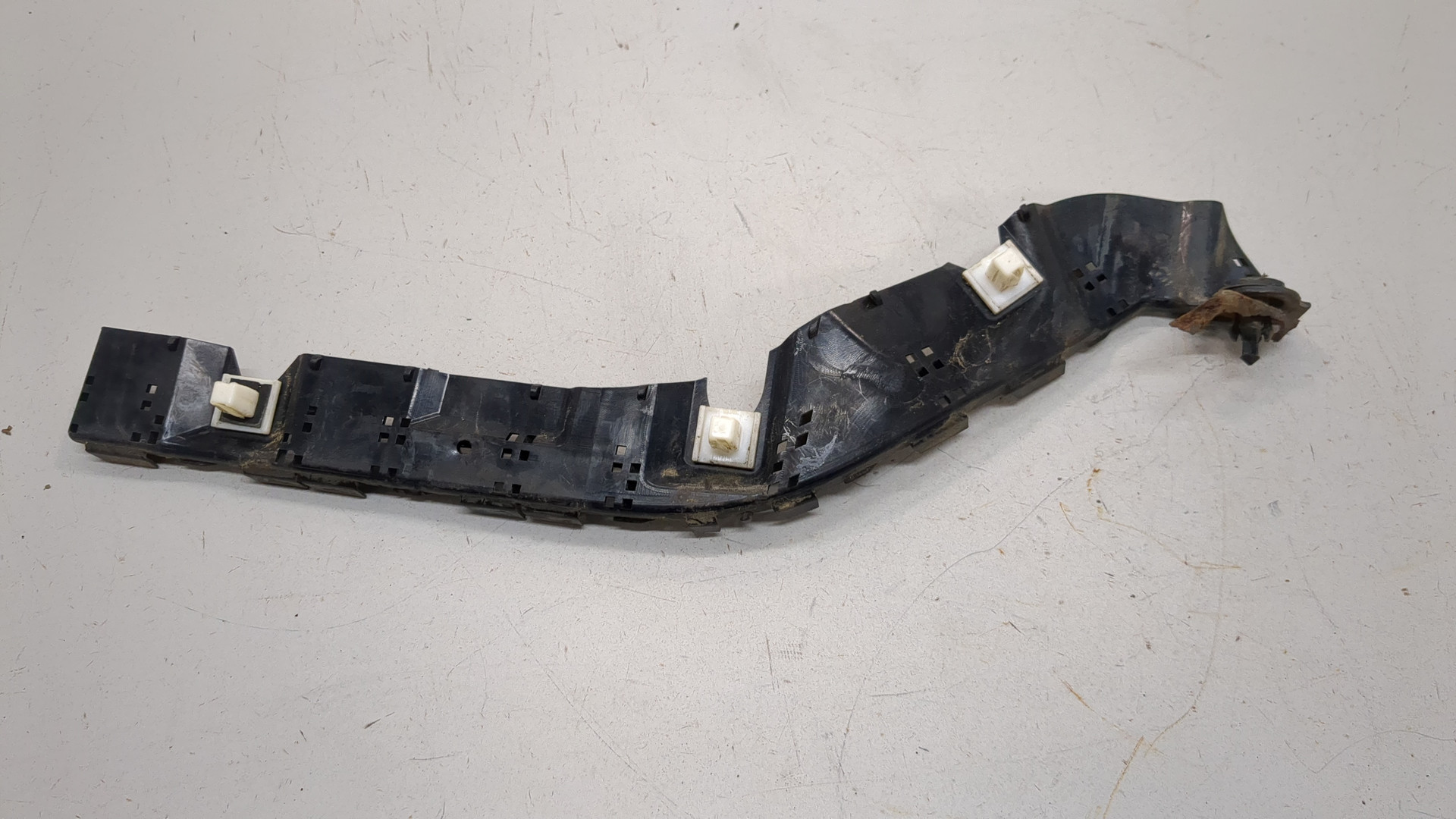 Кронштейн переднего бампера правый