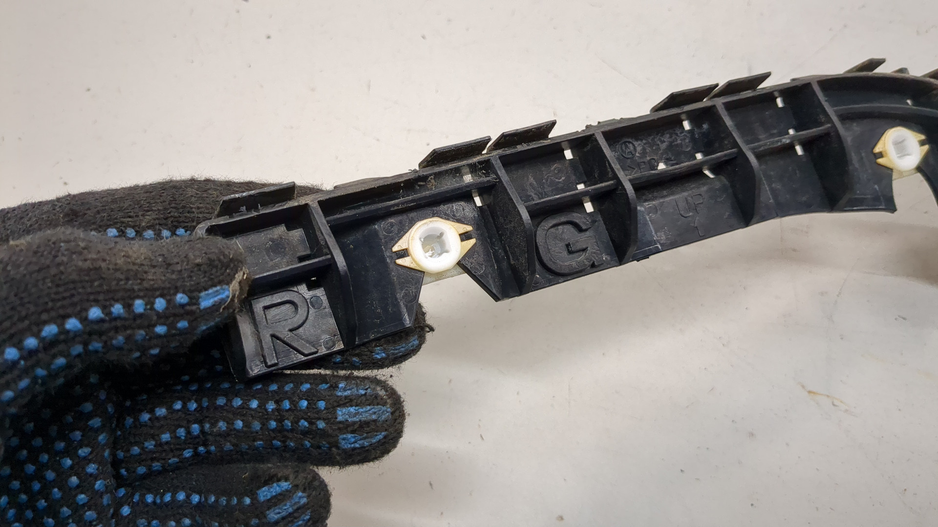 Кронштейн переднего бампера правый