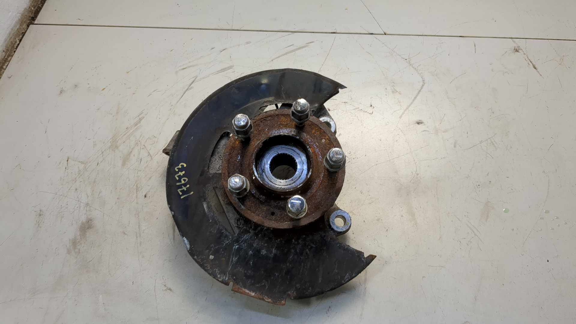 Кулак поворотный передний правый