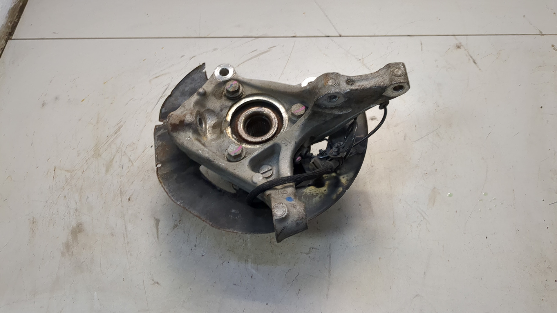 Кулак поворотный передний правый