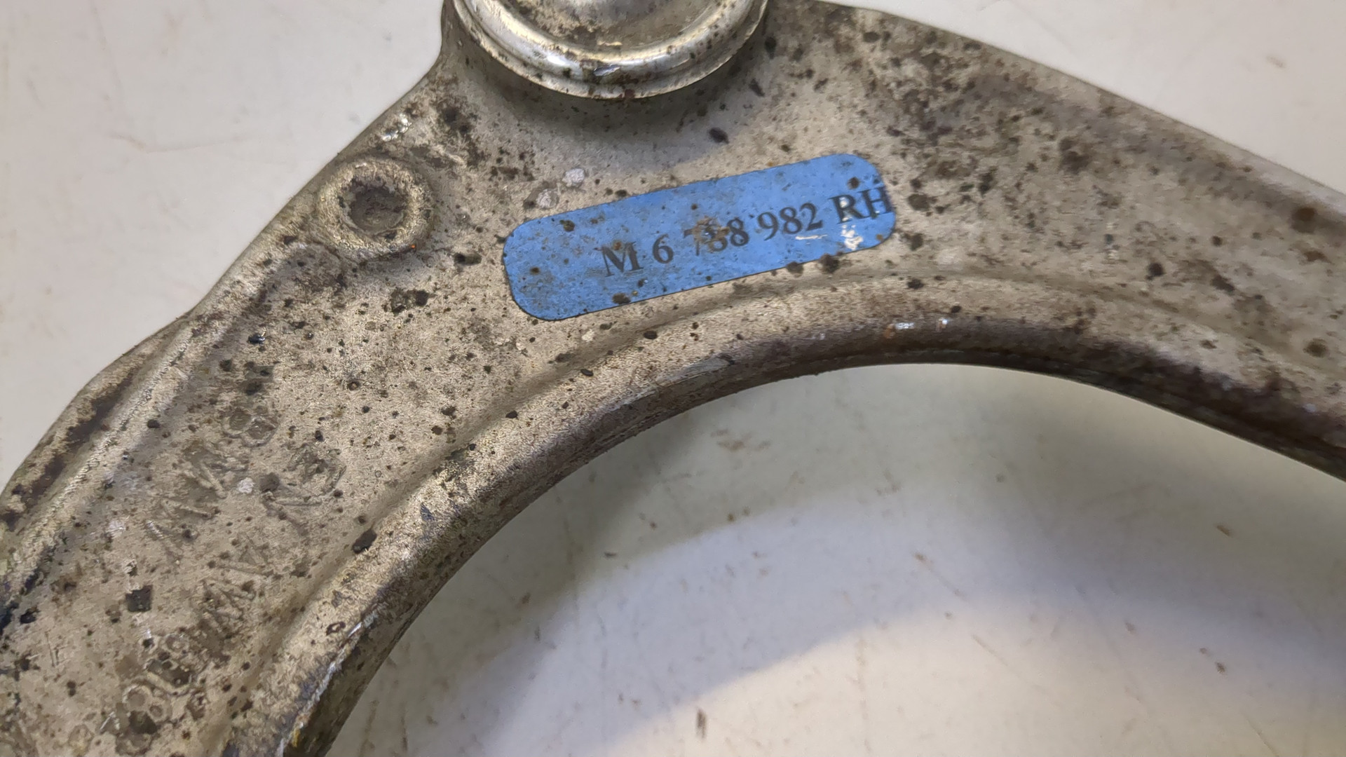 Рычаг передний правый