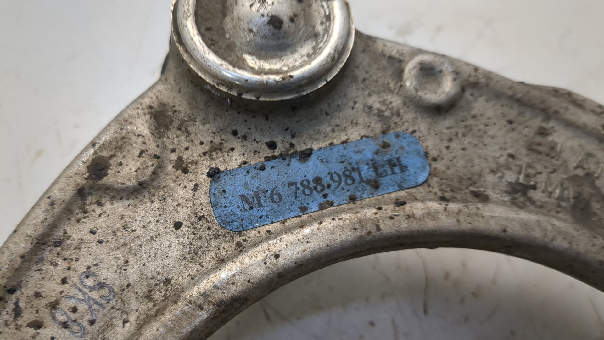 Рычаг передний левый