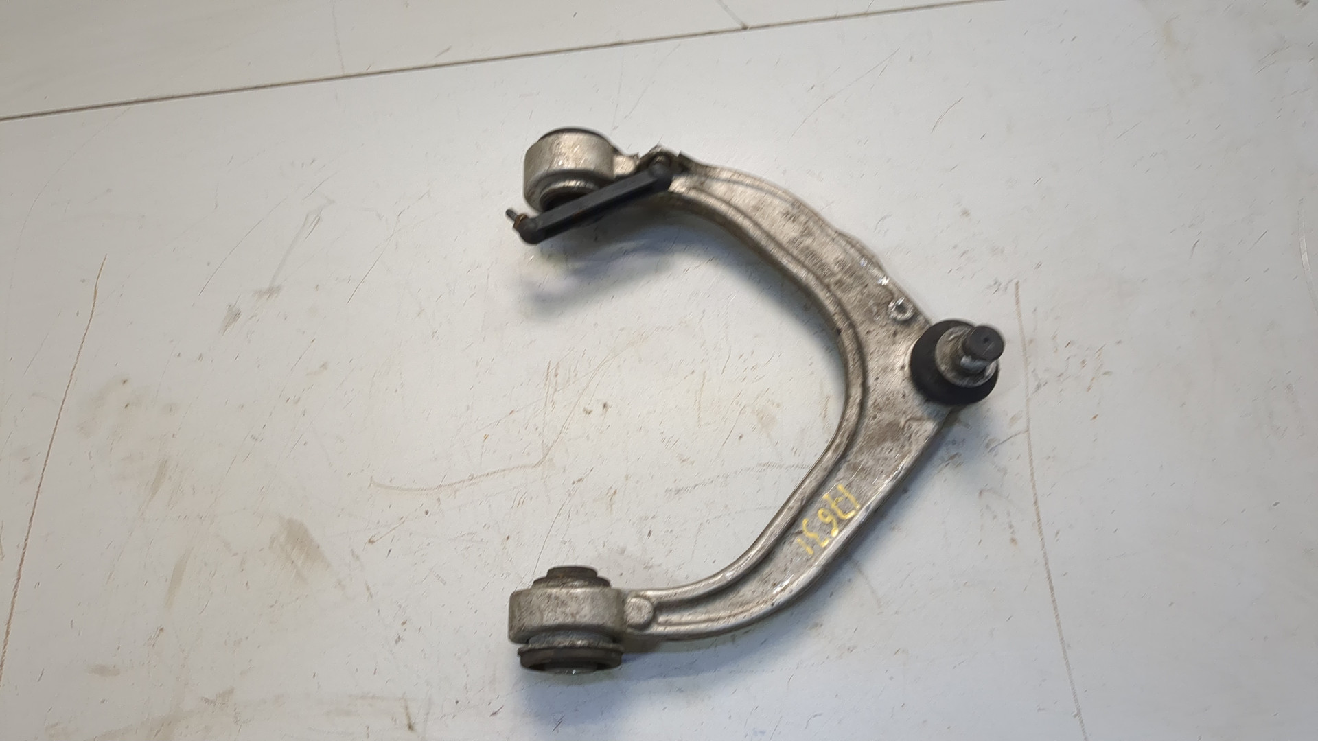 Рычаг передний левый