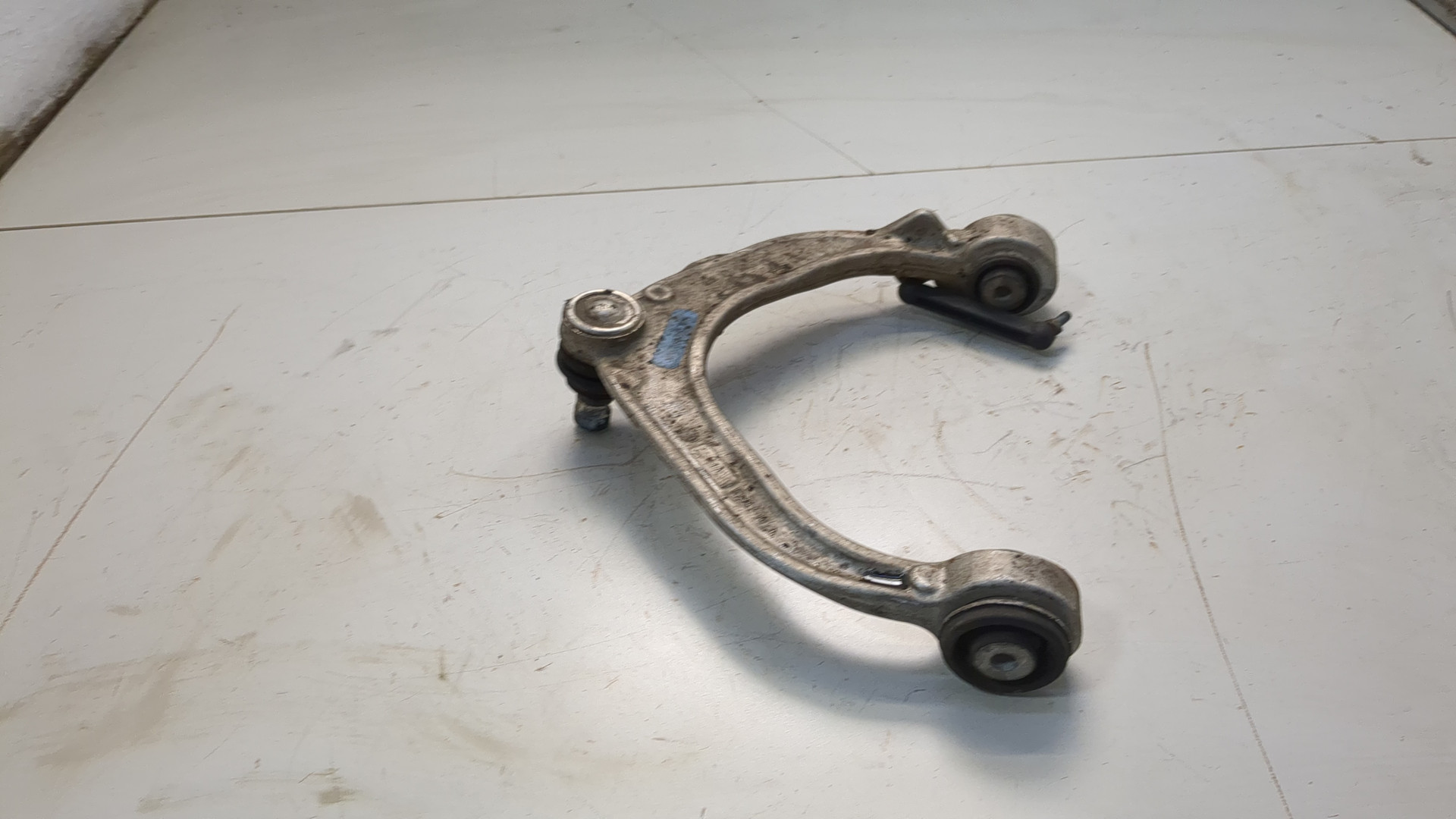 Рычаг передний левый