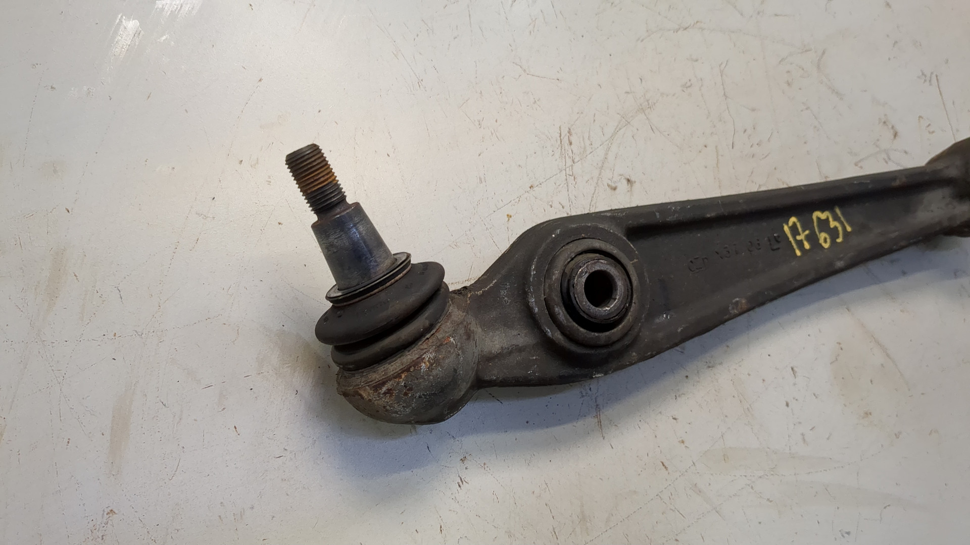 Рычаг передний левый