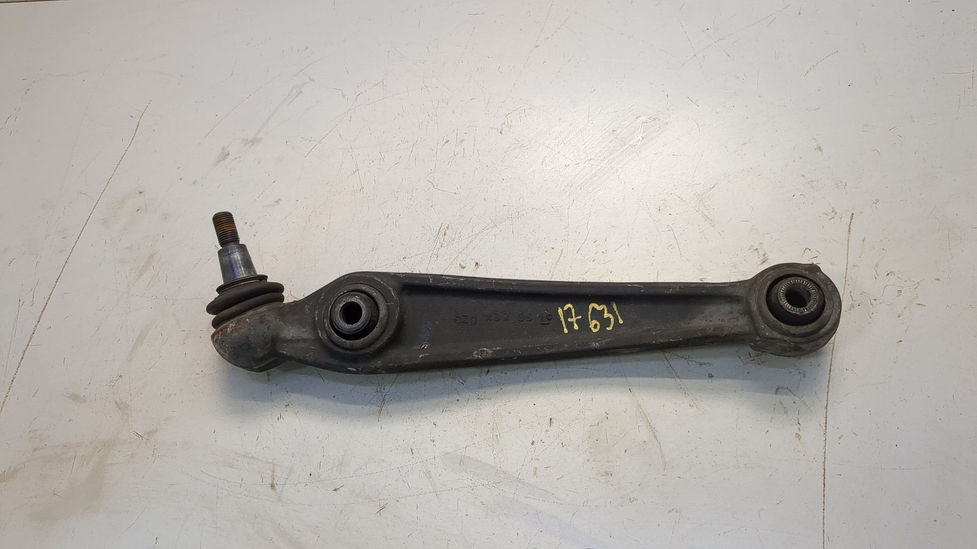Рычаг передний левый