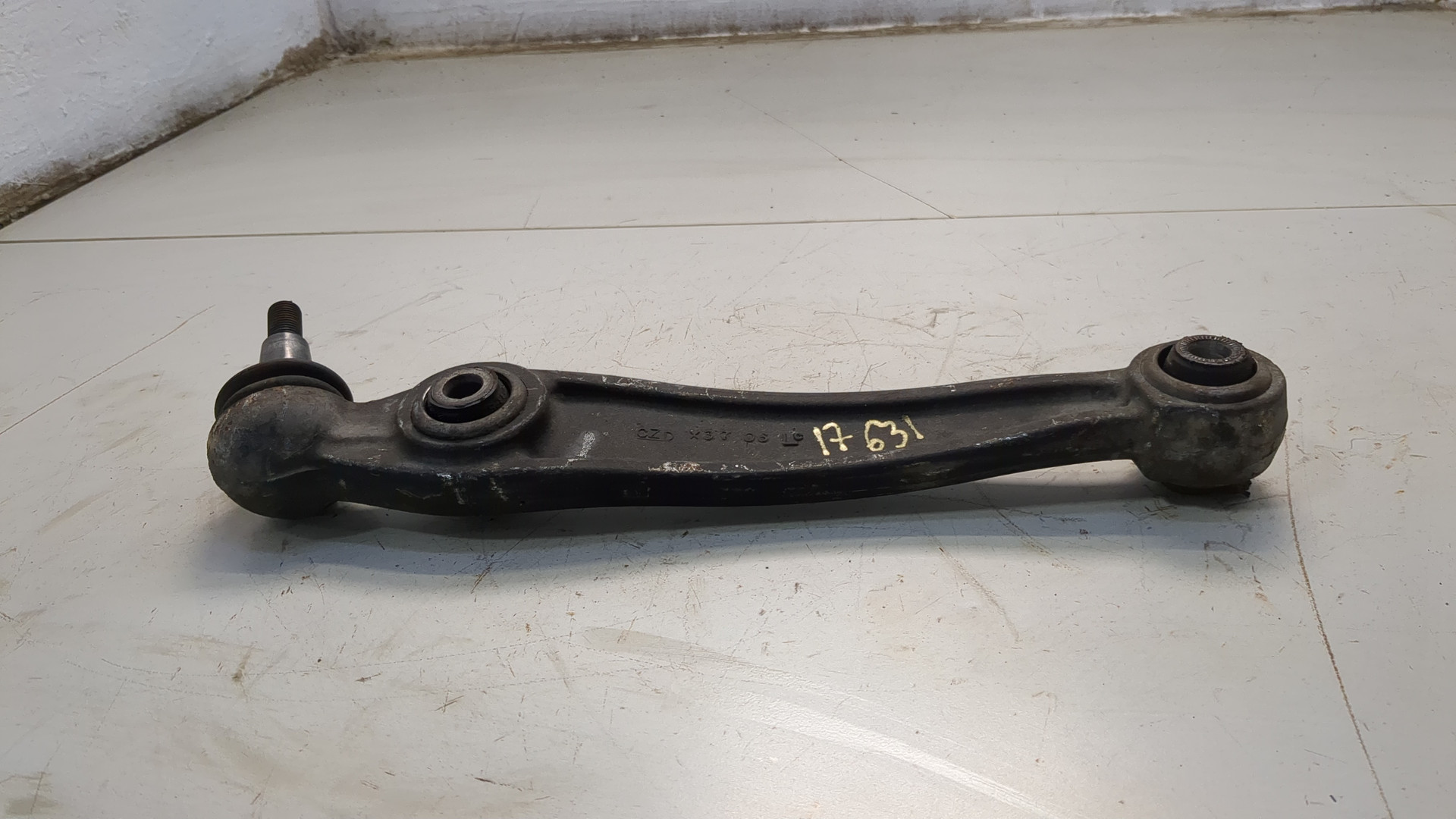 Рычаг передний левый