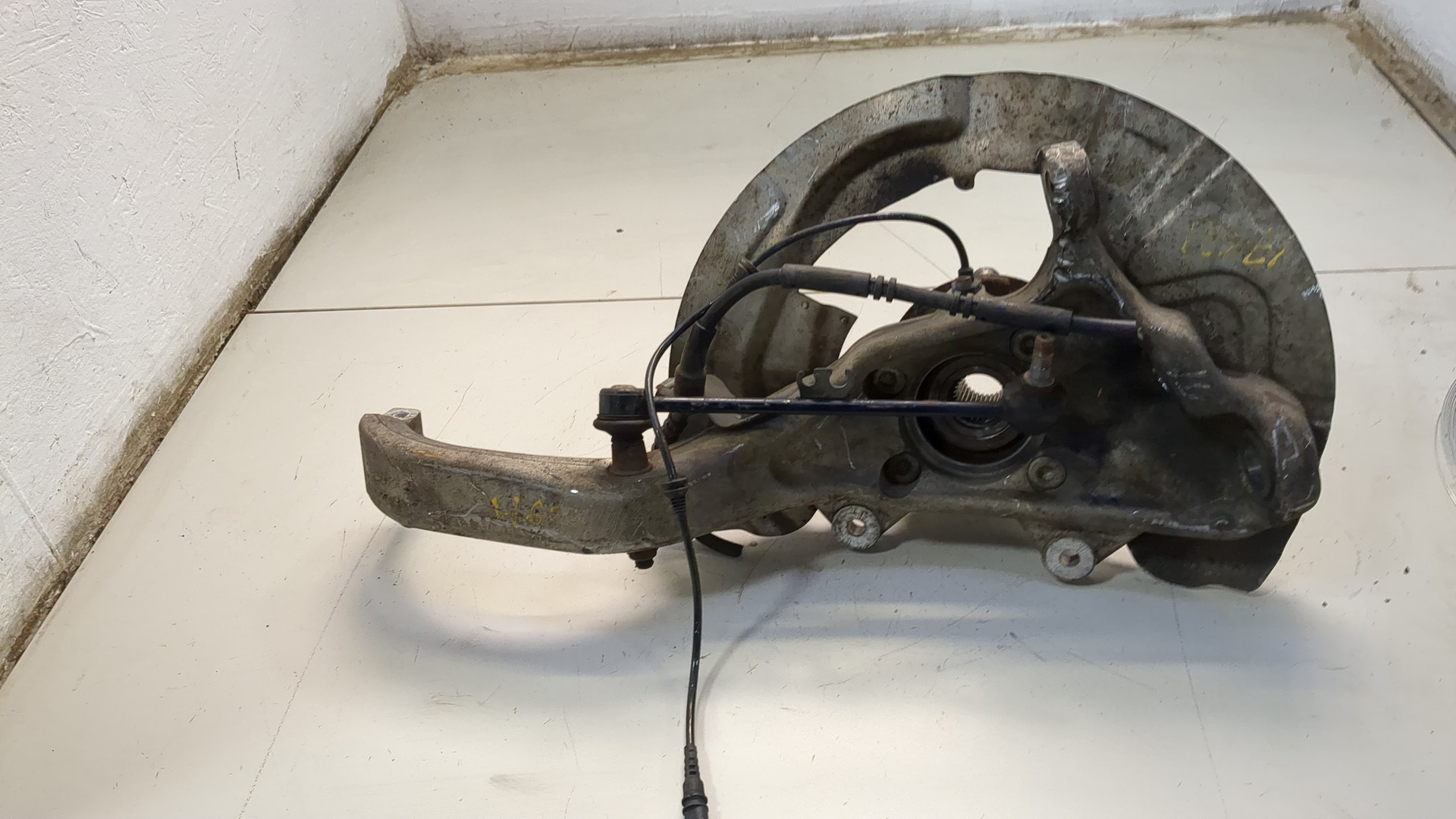 Кулак поворотный передний левый