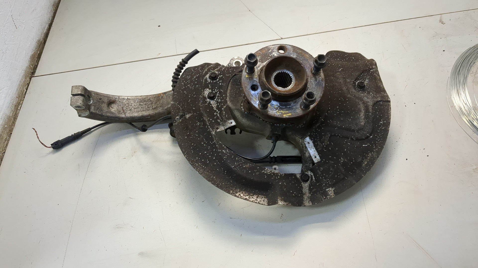 Кулак поворотный передний левый