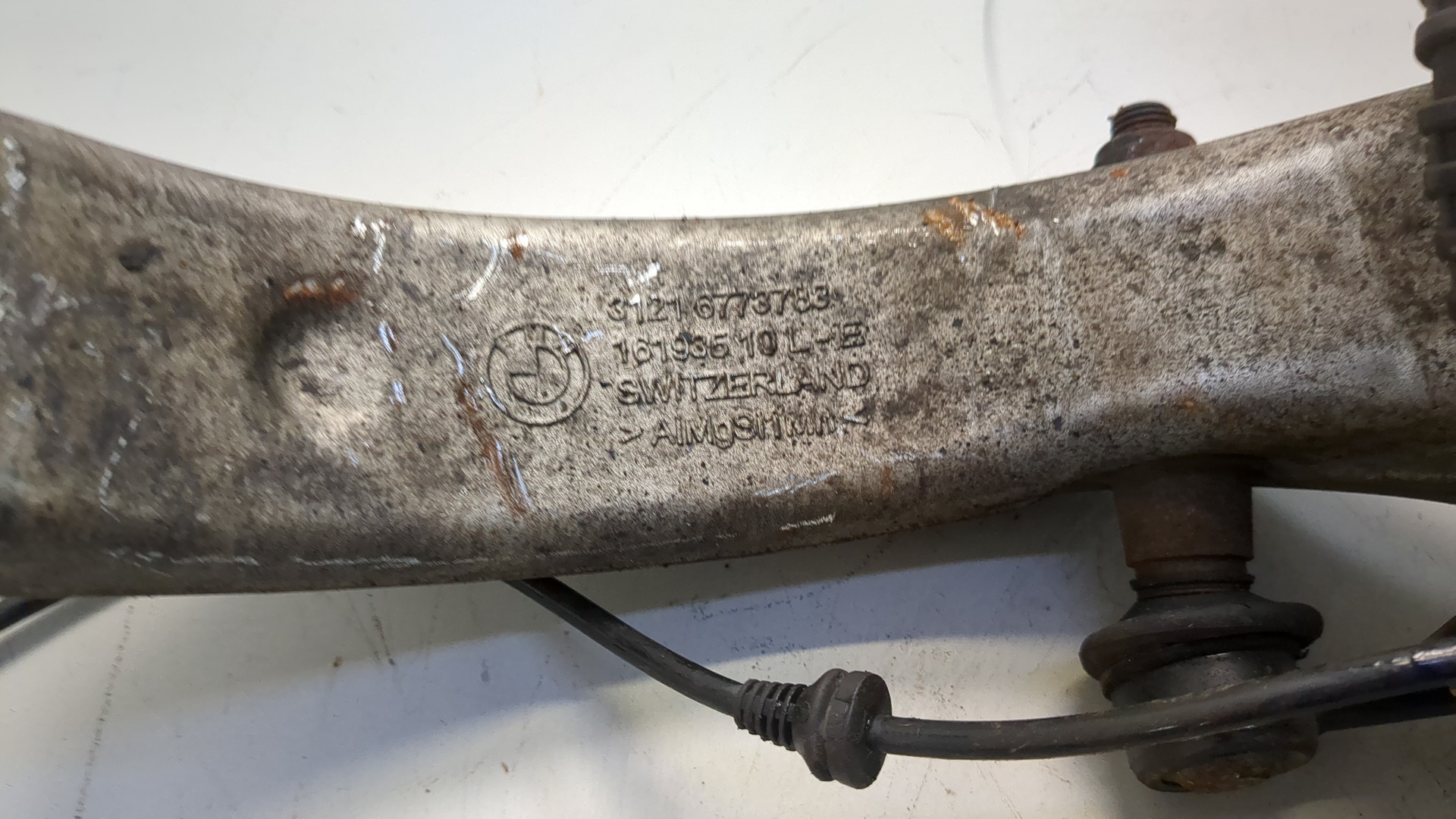 Кулак поворотный передний левый