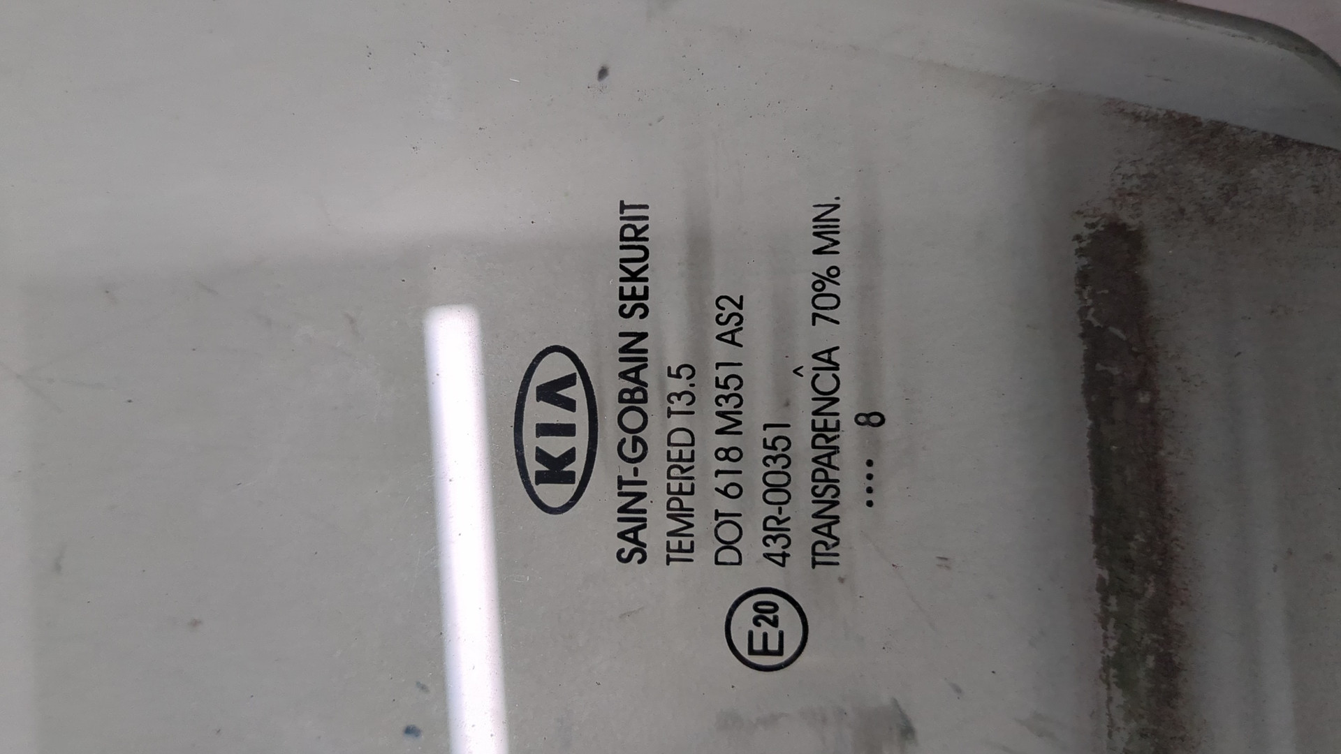 Стекло двери передней левой