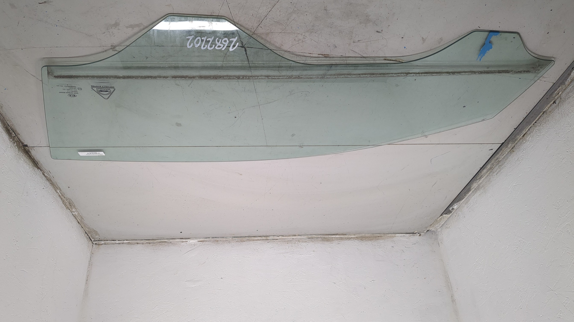 Стекло двери передней левой