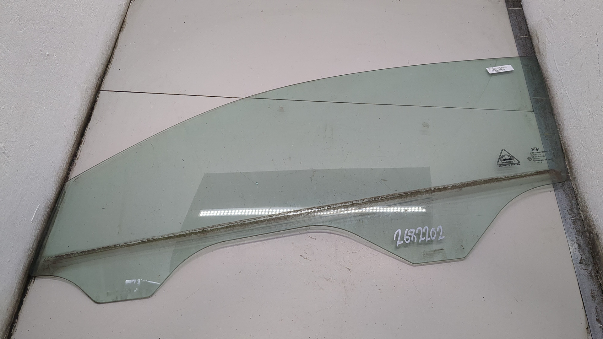 Стекло двери передней левой