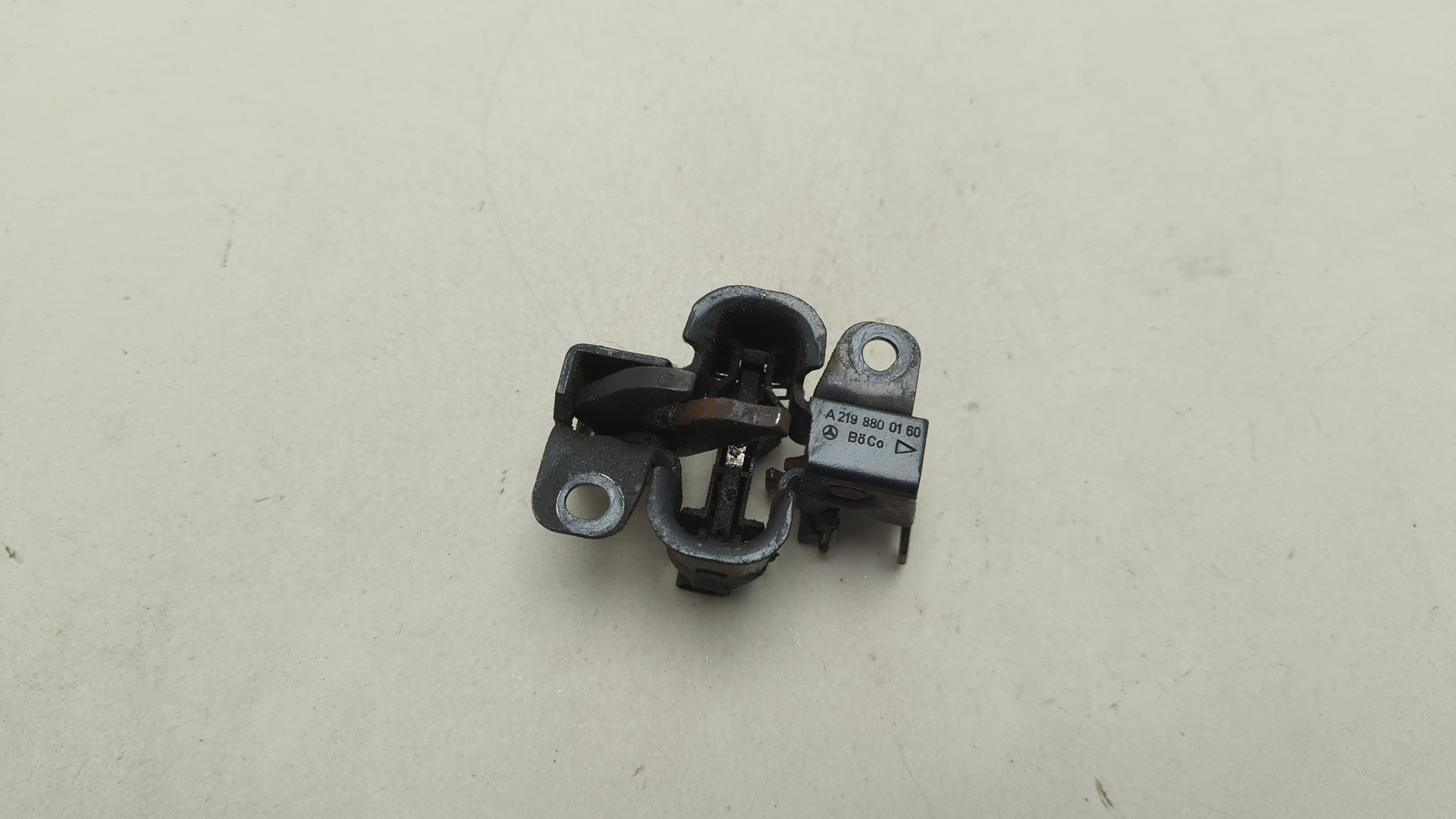 Замок капота