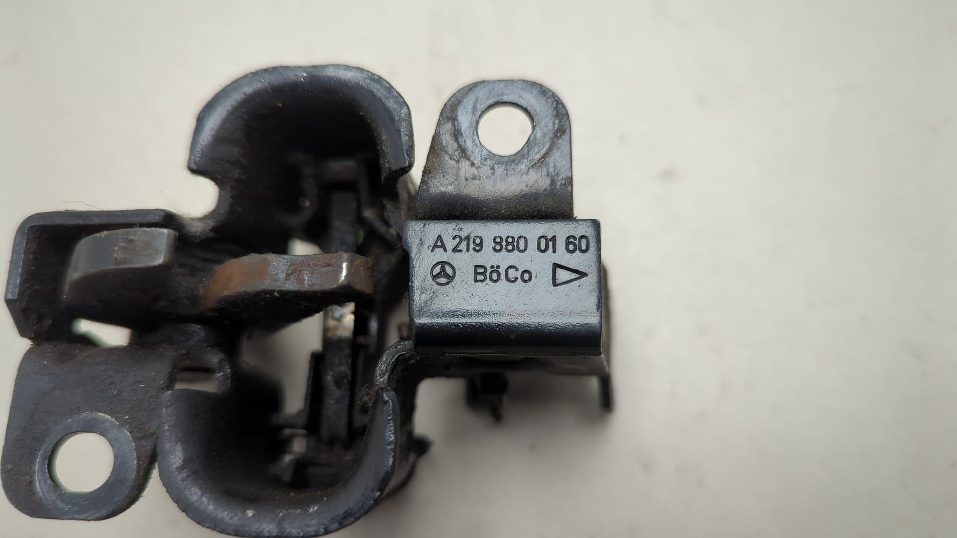 Замок капота