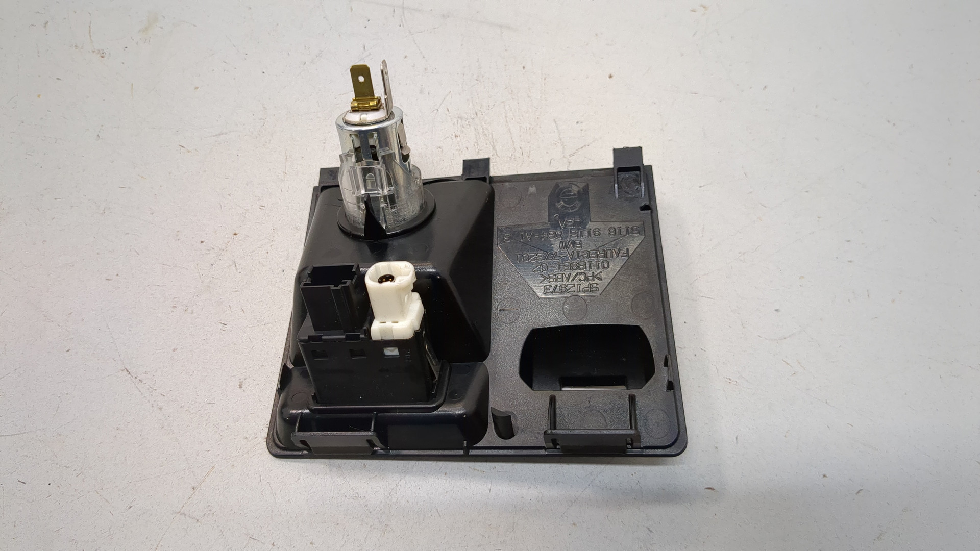 Гнездо AUX / USB IN