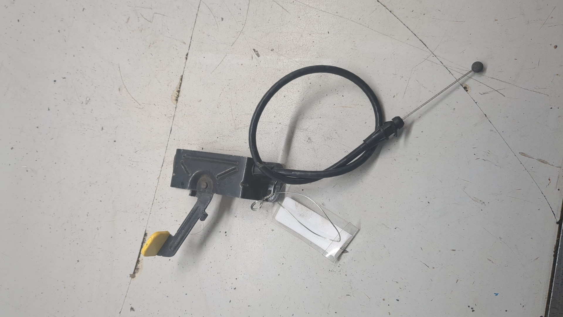 Замок капота