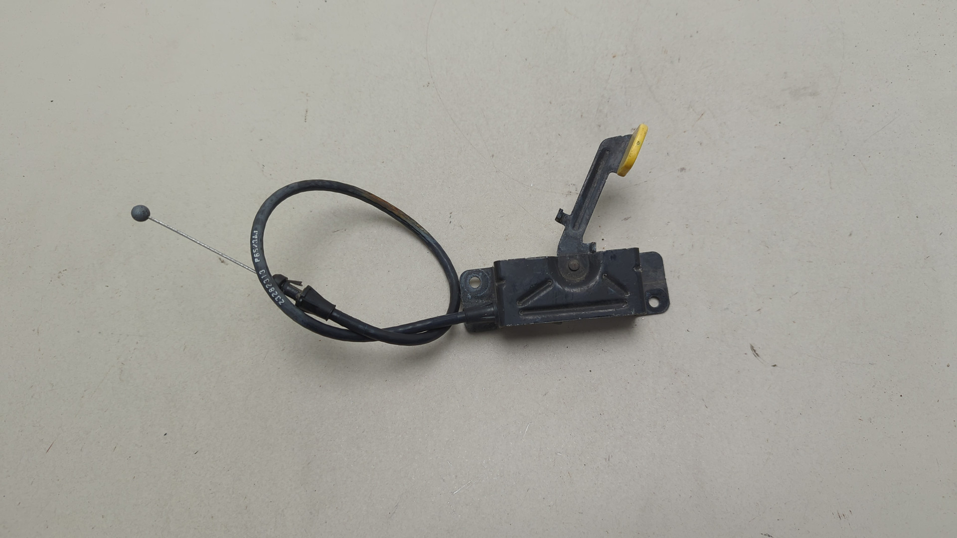 Замок капота