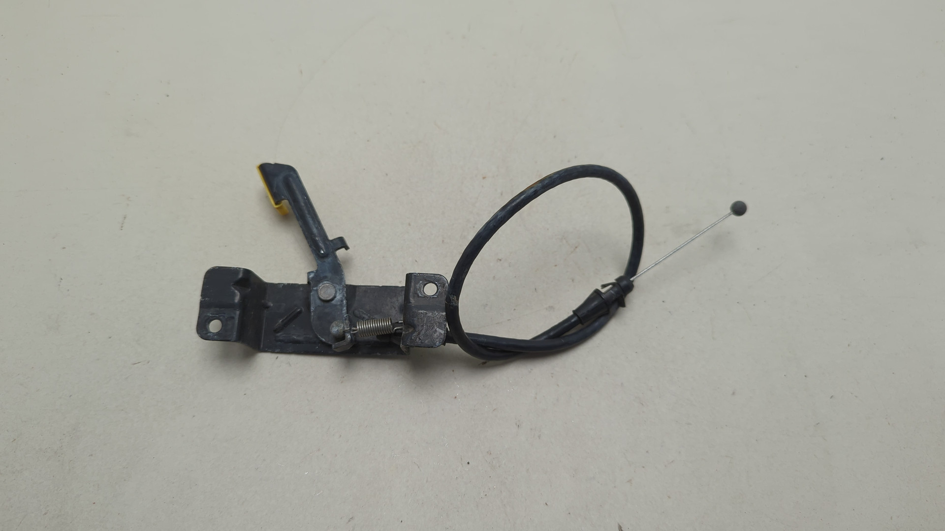 Замок капота