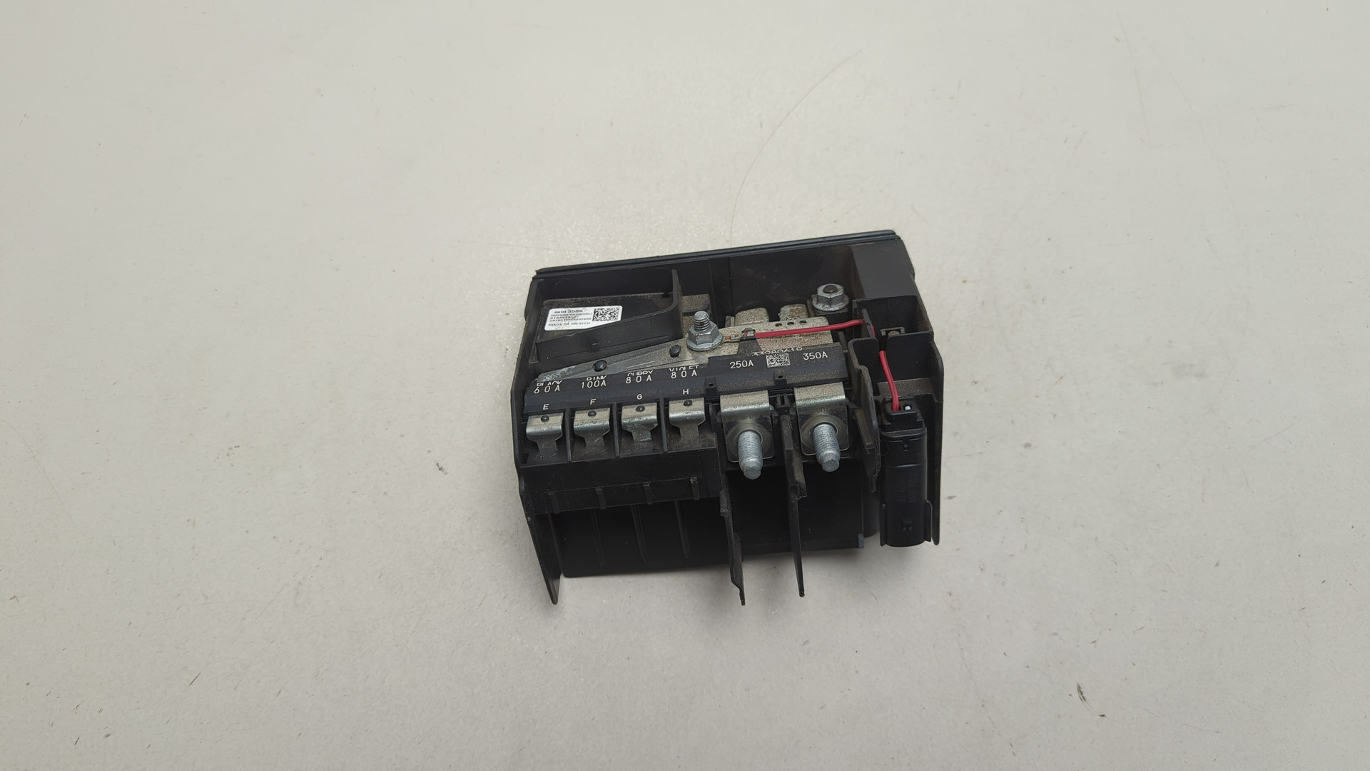 Клемма аккумулятора -